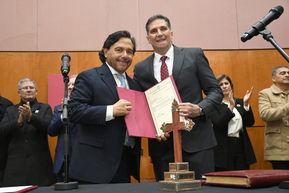 GustavoSaenzOK's tweet photo. Tomé juramento a Nicolás Avellaneda como ministro de Seguridad y a Ignacio Vilchez como secretario de Seguridad.

Confío en que continuarán fortaleciendo una política de Estado tan importante como la seguridad, trabajando con compromiso, de manera federal y siempre al servicio de los salteños.

Mi agradecimiento a Gaspar Solá por el compromiso, la responsabilidad y el trabajo realizado al frente del Ministerio. Le deseo el mayor de los éxitos en esta nueva etapa.