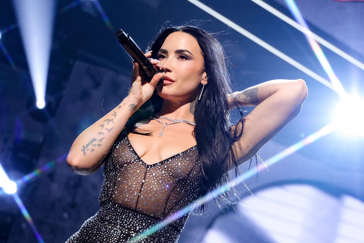 demiheaven's tweet photo. as fotos mais lindas de um show da demi são essas aqui: https://t.co/ssS3riI96R