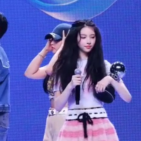 115diaries's tweet photo. im just finding this now &amp; tho it doesn't count as anything but at least i got to see my yunah &amp; hyeju breathe the same air for once .. ( lnxexu come back home the kids miss you ㅜㅜ ) https://t.co/AH9huriX2q