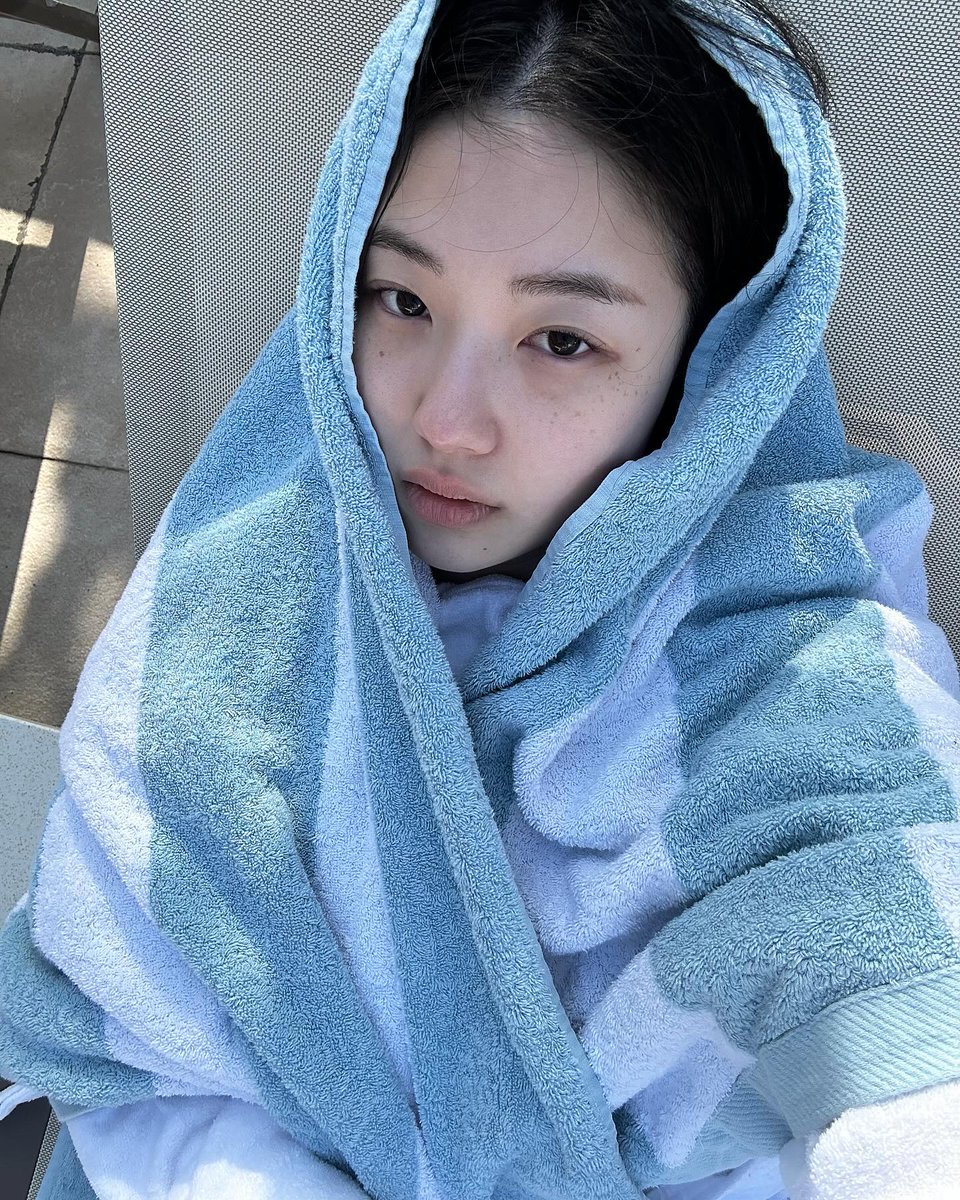 BryanFergu67168's tweet photo. poolside, wrapped up, zero plans, zero regrets 🌊 https://t.co/SyeIgvfCN2
