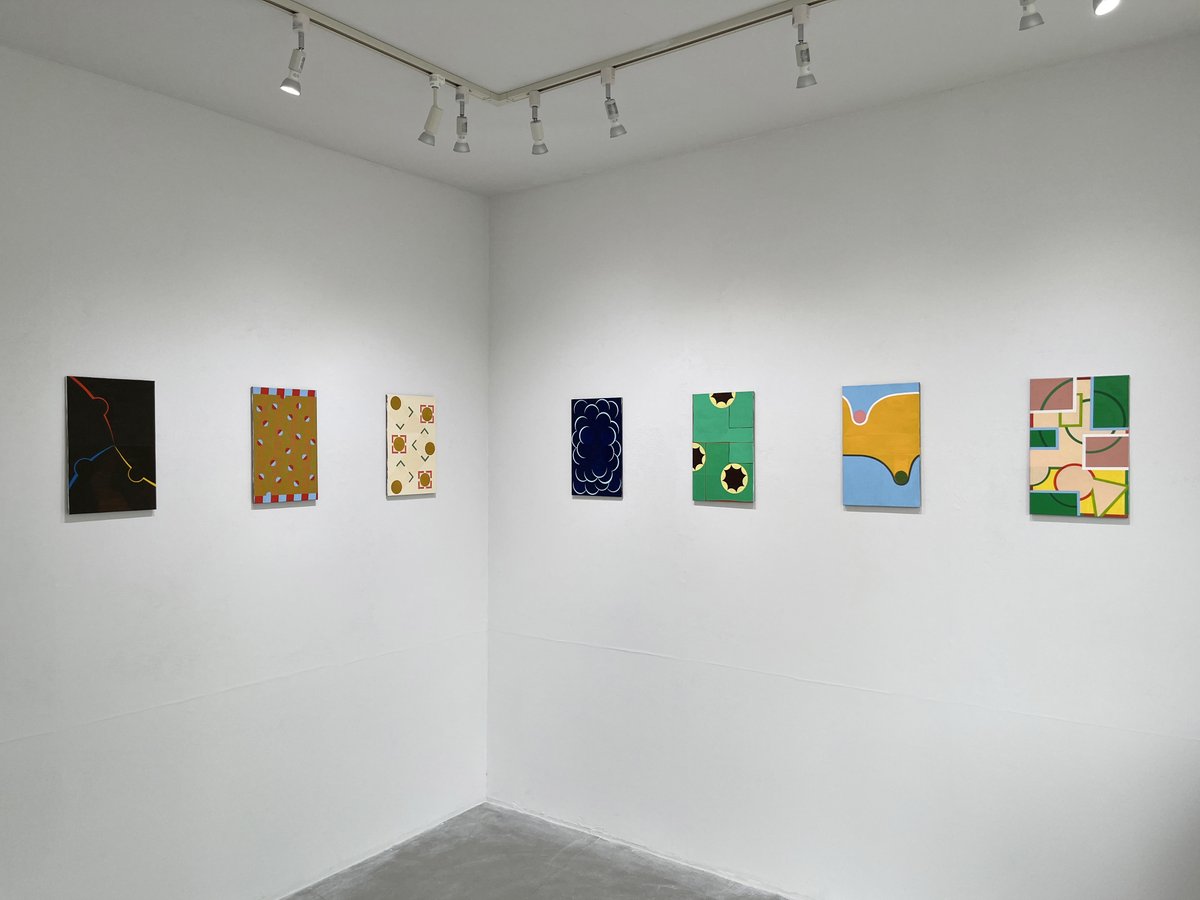 hamuzou's tweet photo. 吉田圭右個展「フリップ」を高田馬場のAlt_Mediumで見た。カラフルでミニマルでジオメトリカルなパーツを組み合わせたイメージ。同じサイズの自作の小さな極薄キャンバスも印象的。珠玉の絵画作品群を自然光溢れるギャラリーに展開。多摩美術大学絵画学科油画専攻出身の新進作家。逸品揃い。7/15まで。 https://t.co/7z4MuMs8vI