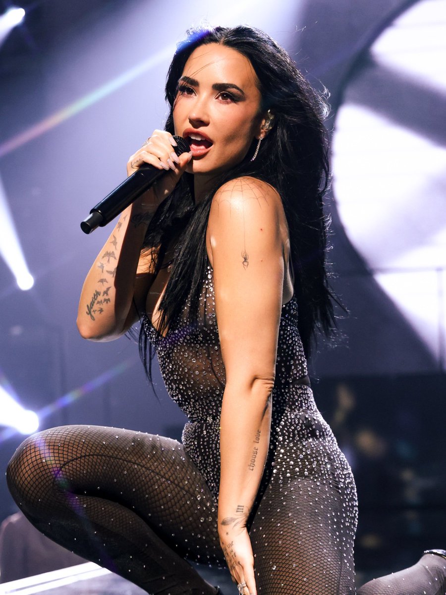 demiheaven's tweet photo. as fotos mais lindas de um show da demi são essas aqui: https://t.co/ssS3riI96R