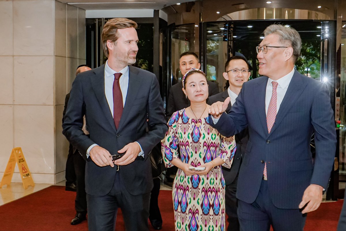 ministerBHOS's tweet photo. Constructive meeting with Minister Wang Wentao. Good to hold a Joint Economic Committee again in Beijing after six years. We discussed opportunities for cooperation, but also concerns around a level playing field for Dutch companies, market access, and economic dependencies. 1/2 https://t.co/8XuxmSZGea