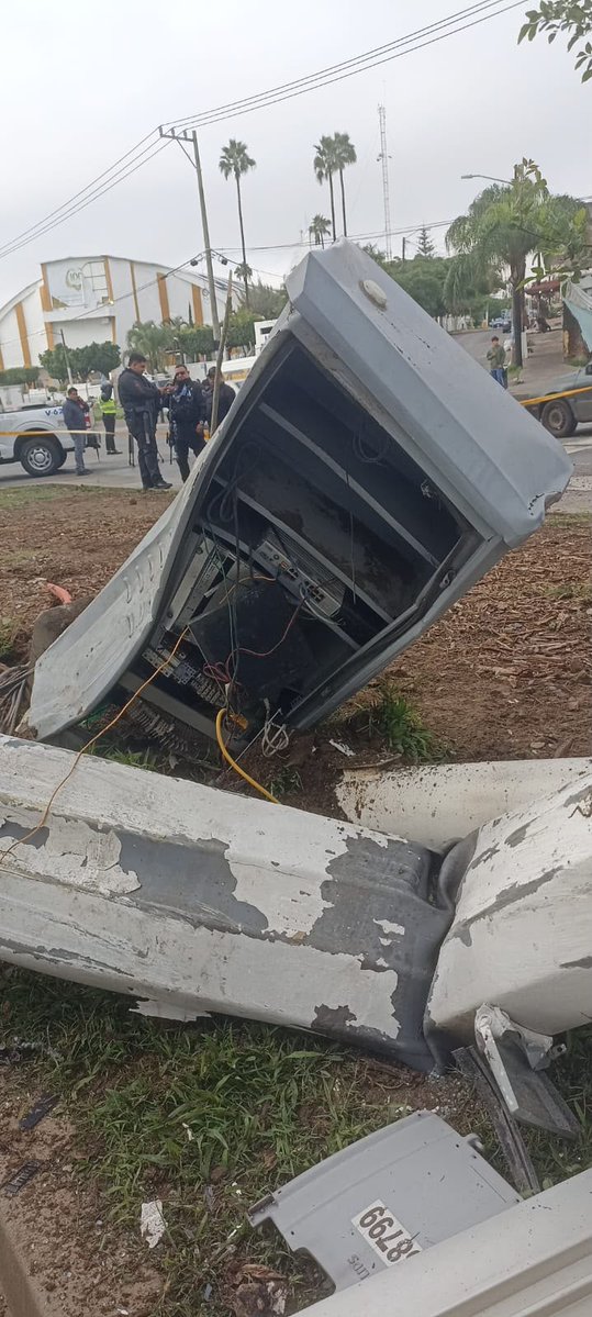 AgenciaAMIM's tweet photo. ⚠🚦¡Toma tus precauciones!
📍Periférico Norte y Betania
Un semáforo fue derribado debido a un choque a primeras horas de la mañana.
Maneja con cuidado al pasar por la zona y respeta el paso de peatones. 🚶♀️🚗
#AMIM #semaforosamg https://t.co/iA1pf9hsqs