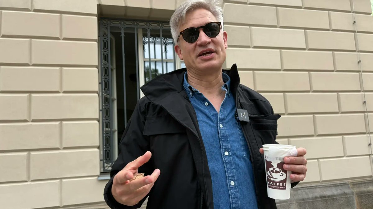 rumpelwicht23's tweet photo. Das hier fällt mir schwer, aber vielleicht kann X helfen.  

Ich suche meinen Papa.  Er ist obdachlos und soll in Hamburg leben. Sein körperlicher Zustand ist vermutlich äußerst schlecht. Das Foto ist circa ein Jahr alt.  Ein Retweet würde mir alles bedeuten.  Danke! https://t.co/UghFCyUV2H