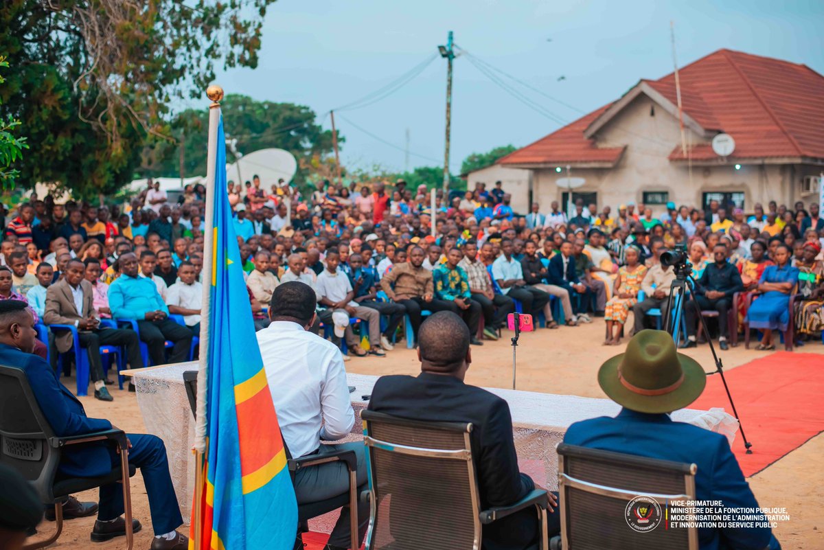 Jtemag_rdc's tweet photo. #ItinéranceAdministrative 🇨🇩 |  À Inongo, le VPM Jean-Pierre
@LihauEbua
a consacré un temps d’échanges directs avec les Fonctionnaires et Agents de l’État dans le cadre de la séance Fara-Fara.  Carrières, rémunération, mécanisation, mutations, retraites, protection sociale… https://t.co/68a4Lbji6Q