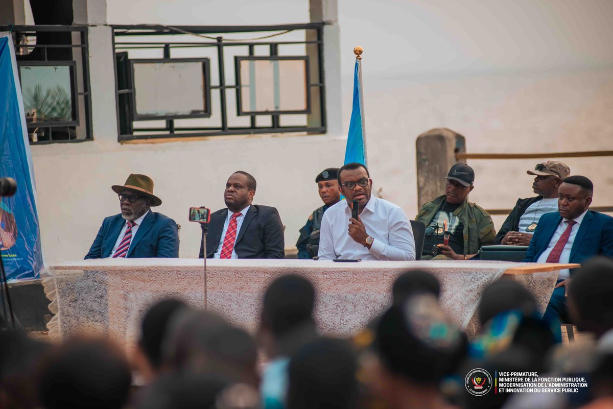Jtemag_rdc's tweet photo. #ItinéranceAdministrative 🇨🇩 |  À Inongo, le VPM Jean-Pierre
@LihauEbua
a consacré un temps d’échanges directs avec les Fonctionnaires et Agents de l’État dans le cadre de la séance Fara-Fara.  Carrières, rémunération, mécanisation, mutations, retraites, protection sociale… https://t.co/68a4Lbji6Q