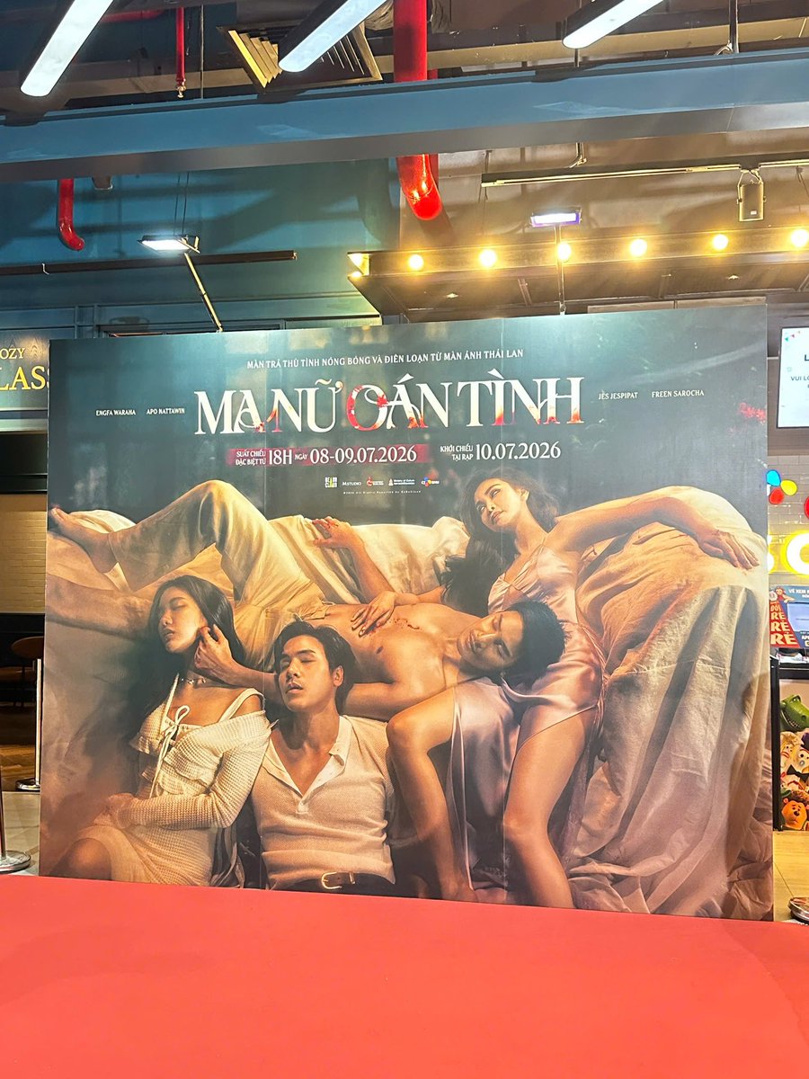 rialovesp's tweet photo. HUHUHUHUHUHUHUHU 😭
My heart breaks for Pran, for Malee. Everyone, please don't miss THE STAIN the movie. 😭
I'm already someone who cries easily and gets emotional, and then I had to witness a cast delivering performances like this... so yes, leaving the theater with swollen eyes was inevitable. Pran and Malee's love is so beautiful—tragic, yet still shining. Huhu... I guess I'll be going back to the cinema a few more times just for them. APO NATTAWIN is truly the best actor in the world. 🥹
Once again, thank you to the marketing team at CJ ENM Vietnam for the invitation, and thank you to CJ ENM for bringing this incredible film closer to Vietnamese audiences. I honestly don't know what else to say except that I absolutely love this film, and I sincerely hope it achieves great success. 💛🎀
I think I'll watch it a few more times. Maybe then I'll finally be able to put all of my feelings about this film into words.
Love them so much. 🫶

----------------
💛 MA NỮ OÁN TÌNH
SUẤT CHIẾU ĐẶC BIỆT: TỪ 18H NGÀY 08-09/07/2026
DỰ KIẾN KHỞI CHIẾU: 10/07/2026
#MaNuOanTinh #TheStain #CJENMVN #ApoNattawin @Nnattawin1