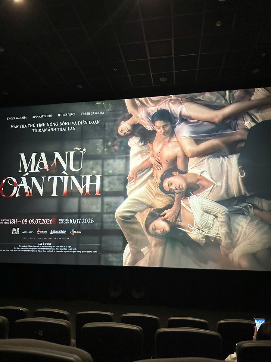 rialovesp's tweet photo. HUHUHUHUHUHUHUHU 😭
My heart breaks for Pran, for Malee. Everyone, please don't miss THE STAIN the movie. 😭
I'm already someone who cries easily and gets emotional, and then I had to witness a cast delivering performances like this... so yes, leaving the theater with swollen eyes was inevitable. Pran and Malee's love is so beautiful—tragic, yet still shining. Huhu... I guess I'll be going back to the cinema a few more times just for them. APO NATTAWIN is truly the best actor in the world. 🥹
Once again, thank you to the marketing team at CJ ENM Vietnam for the invitation, and thank you to CJ ENM for bringing this incredible film closer to Vietnamese audiences. I honestly don't know what else to say except that I absolutely love this film, and I sincerely hope it achieves great success. 💛🎀
I think I'll watch it a few more times. Maybe then I'll finally be able to put all of my feelings about this film into words.
Love them so much. 🫶

----------------
💛 MA NỮ OÁN TÌNH
SUẤT CHIẾU ĐẶC BIỆT: TỪ 18H NGÀY 08-09/07/2026
DỰ KIẾN KHỞI CHIẾU: 10/07/2026
#MaNuOanTinh #TheStain #CJENMVN #ApoNattawin @Nnattawin1