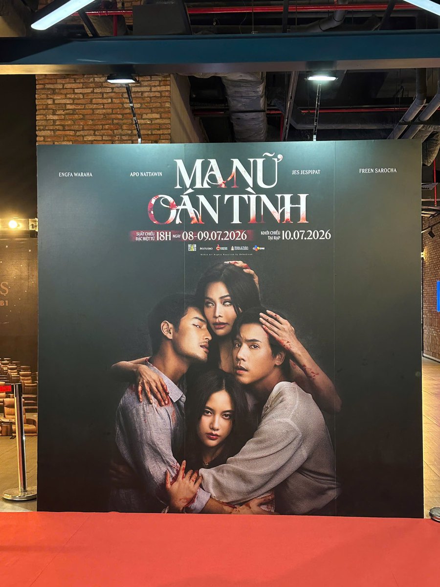 rialovesp's tweet photo. HUHUHUHUHUHUHUHU 😭
My heart breaks for Pran, for Malee. Everyone, please don't miss THE STAIN the movie. 😭
I'm already someone who cries easily and gets emotional, and then I had to witness a cast delivering performances like this... so yes, leaving the theater with swollen eyes was inevitable. Pran and Malee's love is so beautiful—tragic, yet still shining. Huhu... I guess I'll be going back to the cinema a few more times just for them. APO NATTAWIN is truly the best actor in the world. 🥹
Once again, thank you to the marketing team at CJ ENM Vietnam for the invitation, and thank you to CJ ENM for bringing this incredible film closer to Vietnamese audiences. I honestly don't know what else to say except that I absolutely love this film, and I sincerely hope it achieves great success. 💛🎀
I think I'll watch it a few more times. Maybe then I'll finally be able to put all of my feelings about this film into words.
Love them so much. 🫶

----------------
💛 MA NỮ OÁN TÌNH
SUẤT CHIẾU ĐẶC BIỆT: TỪ 18H NGÀY 08-09/07/2026
DỰ KIẾN KHỞI CHIẾU: 10/07/2026
#MaNuOanTinh #TheStain #CJENMVN #ApoNattawin @Nnattawin1