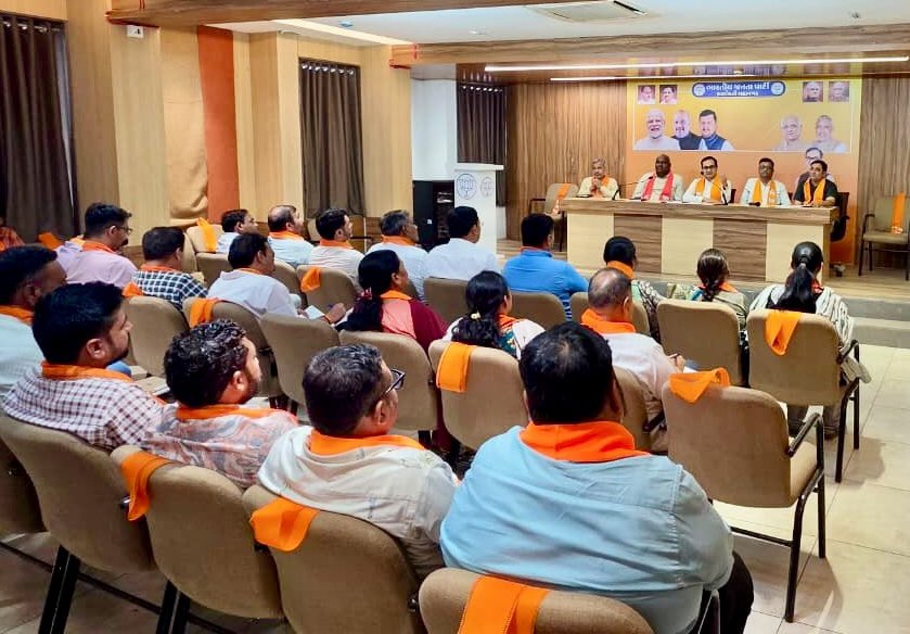 DarshakThakar's tweet photo. ખાનપુર કાર્યાલય ખાતે મહાનગરના અધ્યક્ષ શ્રી @PrerakshahBJPજીની અધ્યક્ષતામાં આયોજિત બેઠકમાં સહભાગી થઈને આગામી સંગઠનાત્મક કાર્યક્રમો સંદર્ભે માહિતી મેળવી. https://t.co/hQsNJ34aF9