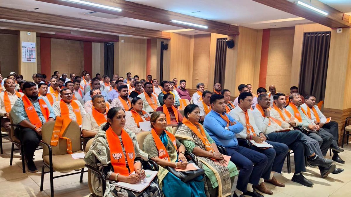 DarshakThakar's tweet photo. ખાનપુર કાર્યાલય ખાતે મહાનગરના અધ્યક્ષ શ્રી @PrerakshahBJPજીની અધ્યક્ષતામાં આયોજિત બેઠકમાં સહભાગી થઈને આગામી સંગઠનાત્મક કાર્યક્રમો સંદર્ભે માહિતી મેળવી. https://t.co/hQsNJ34aF9
