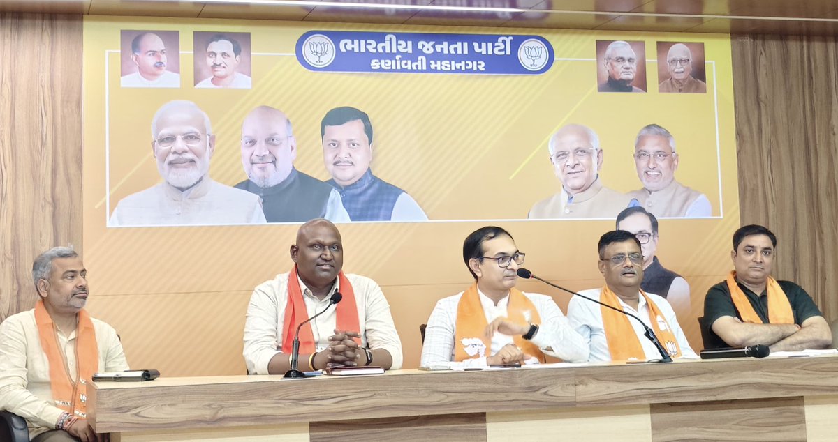 DarshakThakar's tweet photo. ખાનપુર કાર્યાલય ખાતે મહાનગરના અધ્યક્ષ શ્રી @PrerakshahBJPજીની અધ્યક્ષતામાં આયોજિત બેઠકમાં સહભાગી થઈને આગામી સંગઠનાત્મક કાર્યક્રમો સંદર્ભે માહિતી મેળવી. https://t.co/hQsNJ34aF9