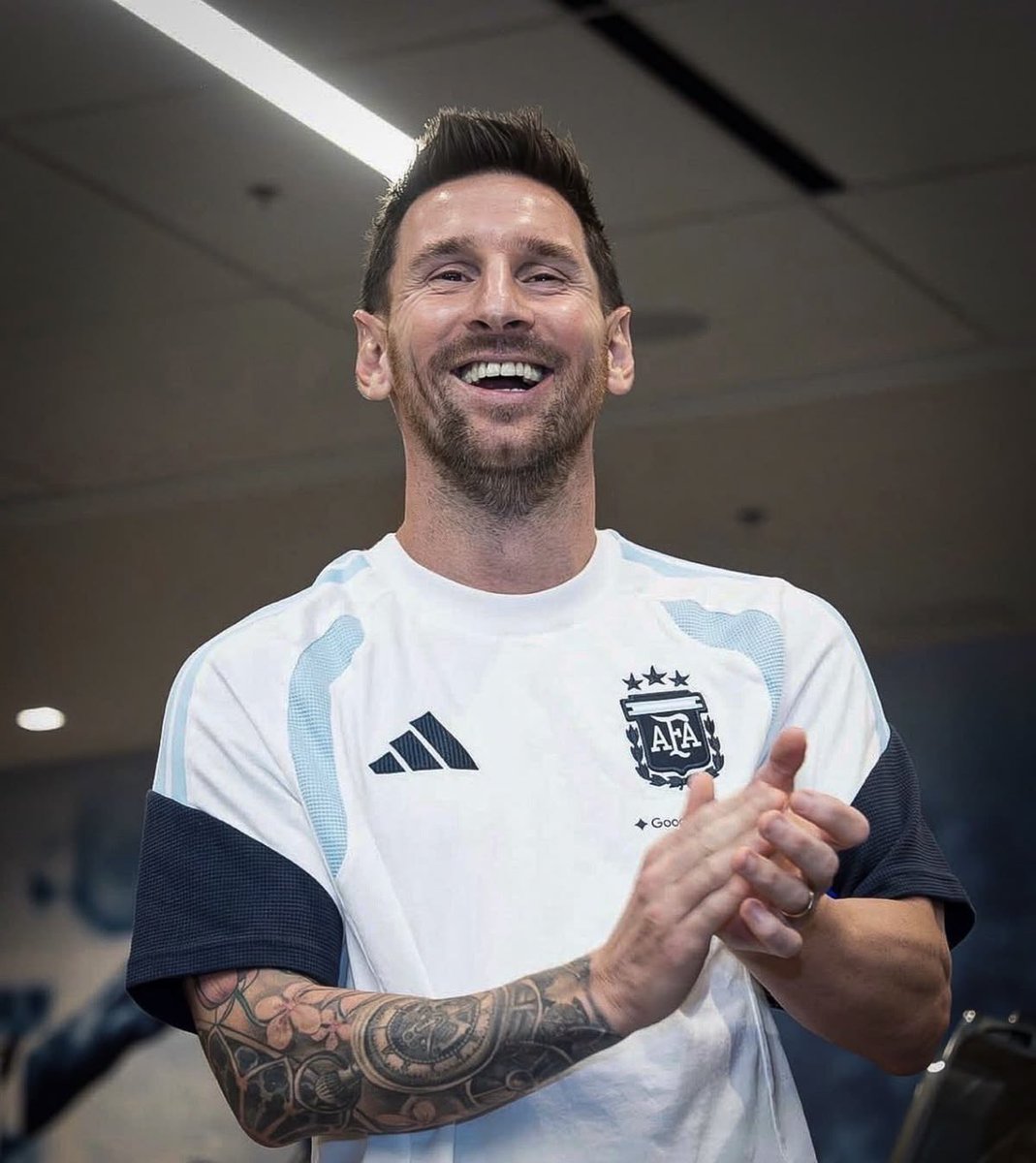 marbarkin's tweet photo. Ojalá hoy seas tan feliz como nos hiciste a nosotros.

Disfrutá cada segundo, Leo.

Te lo ganaste hace mucho tiempo. https://t.co/E0yNlJ49Px