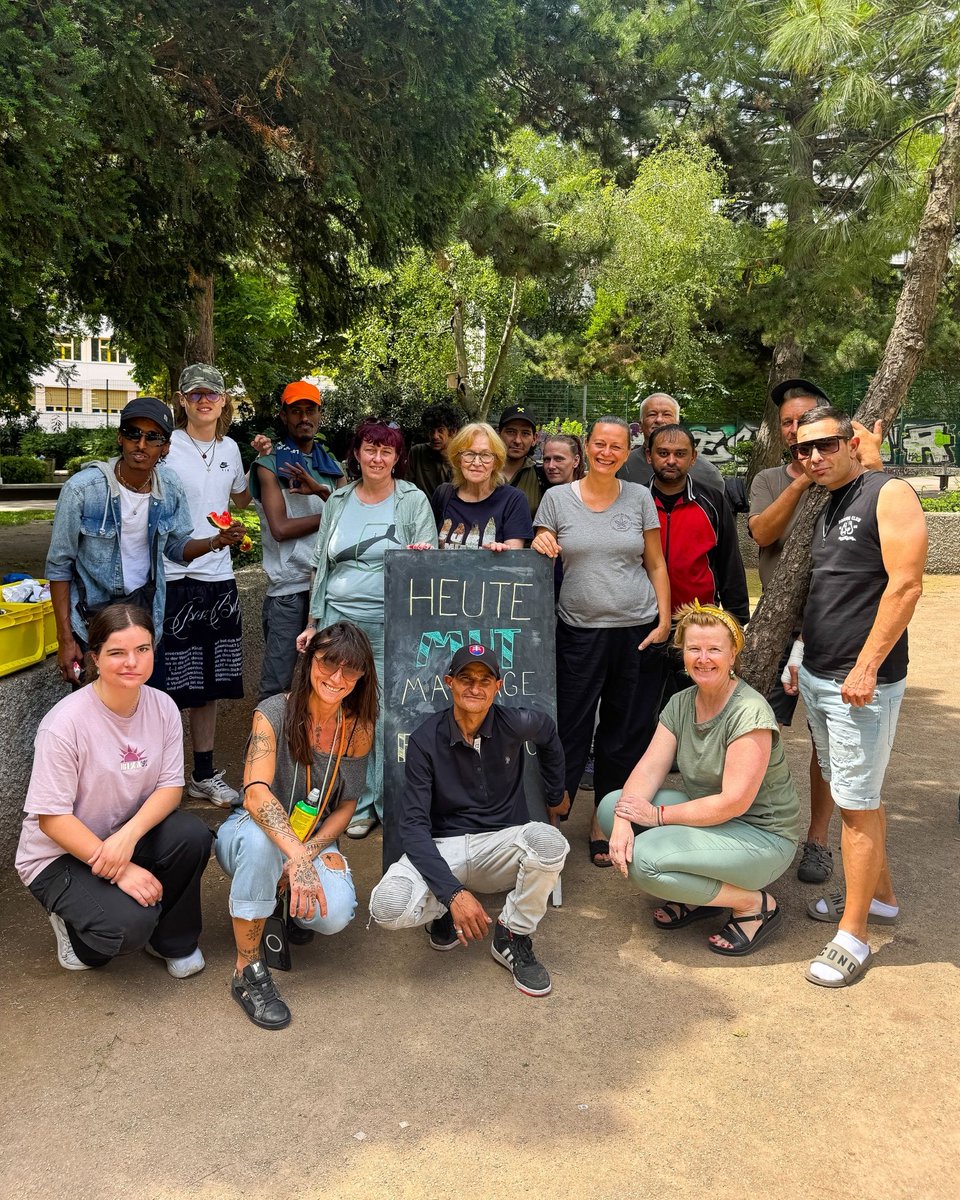 VereinMut's tweet photo. Die erste von 3 “Massage unter Bäumen” Veranstaltung für obdachlose Menschen im Esterhazypark war ein voller Erfolg und sorgte für viele Wohlfühlmomente.

Schön war auch der Austausch mit anderen Organisationen wie #Med4Hope

https://t.co/PF8cvQlydC https://t.co/403tRxyXqQ