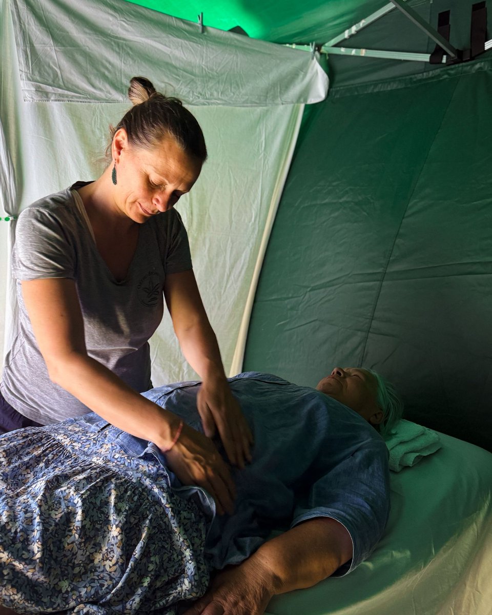 VereinMut's tweet photo. Die erste von 3 “Massage unter Bäumen” Veranstaltung für obdachlose Menschen im Esterhazypark war ein voller Erfolg und sorgte für viele Wohlfühlmomente.

Schön war auch der Austausch mit anderen Organisationen wie #Med4Hope

https://t.co/PF8cvQlydC https://t.co/403tRxyXqQ