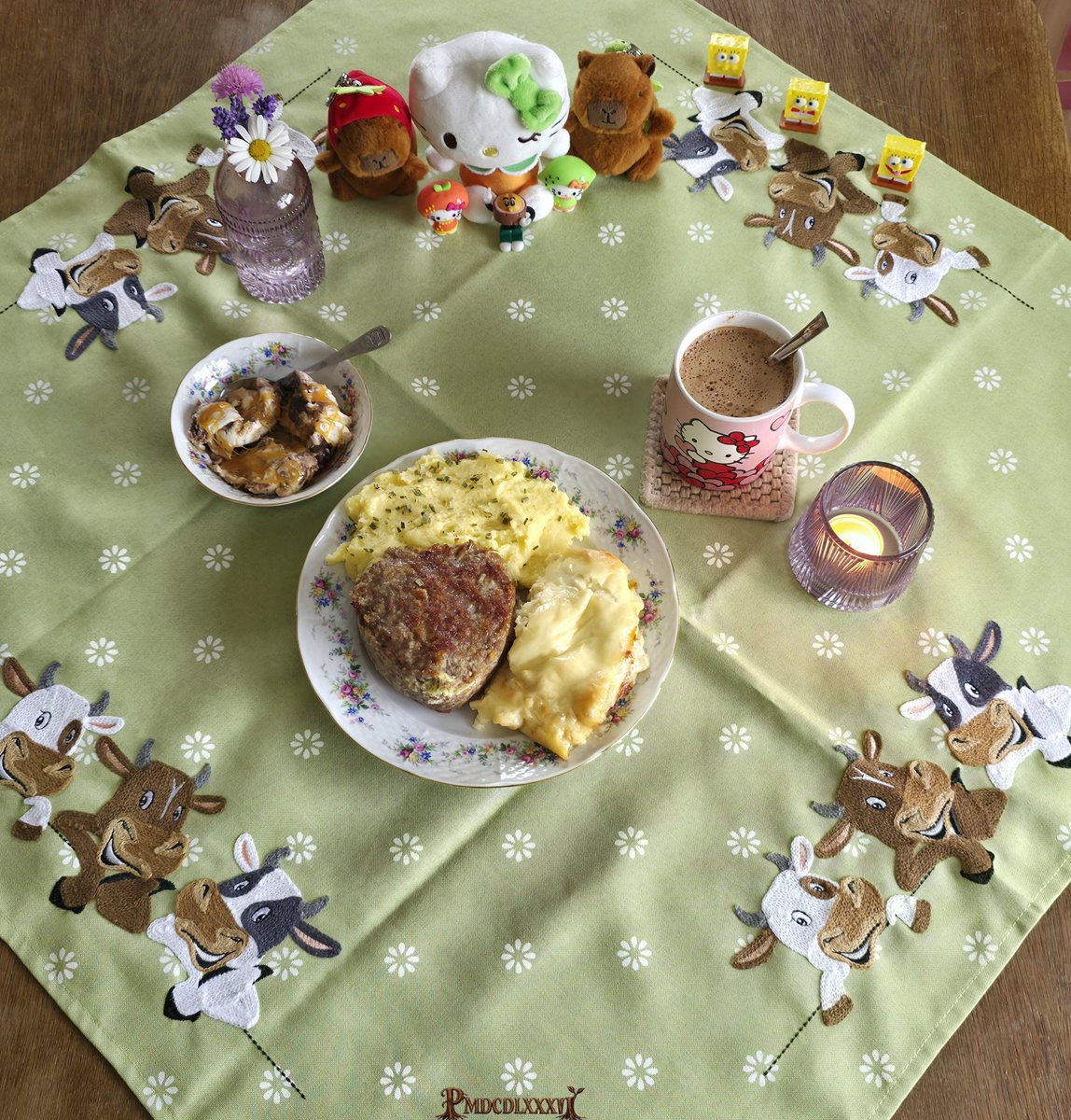PMD486's tweet photo. 💖Anniversary lunch💖
~Mashed potatoes, heart meatball with a cheese egg filling and cauliflower au gratin. Served with churro ice cream with caramel sauce on top and chocolate cappuccino~
#CapyVirus #cookingPMD #Moooonika #HelloKitty #SpongeBob #Globus https://t.co/pXGmz2CA23