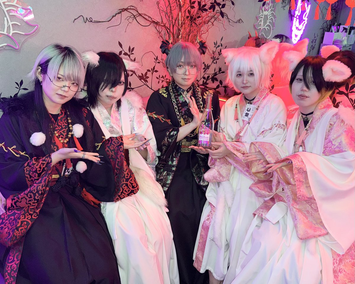 denvi_cafe's tweet photo. 本日もご来廊＆遠隔ありがとうございました🪭 

【7/8（水）降臨予定】
夜斗/千羅/佐倉/八朔日/瑠璃

 ⏰18:00〜23:00 
堕ち人様のご来廊お待ちしております⚡️ 
#男装コンカフェ #男装 #コンカフェ https://t.co/grP1bwYRhT