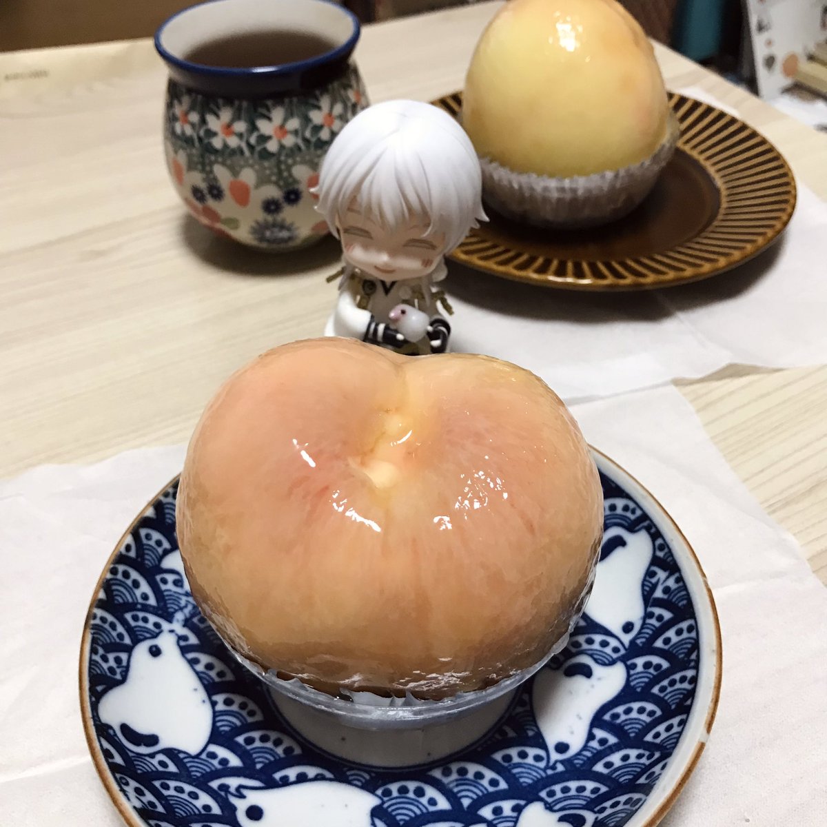 owamaruu's tweet photo. 誕生日ケーキとして近江屋洋菓子店の"もも"を用意してもらった！
すごい重さ！かなりのプリケツ！ https://t.co/gjqV7XP7l0