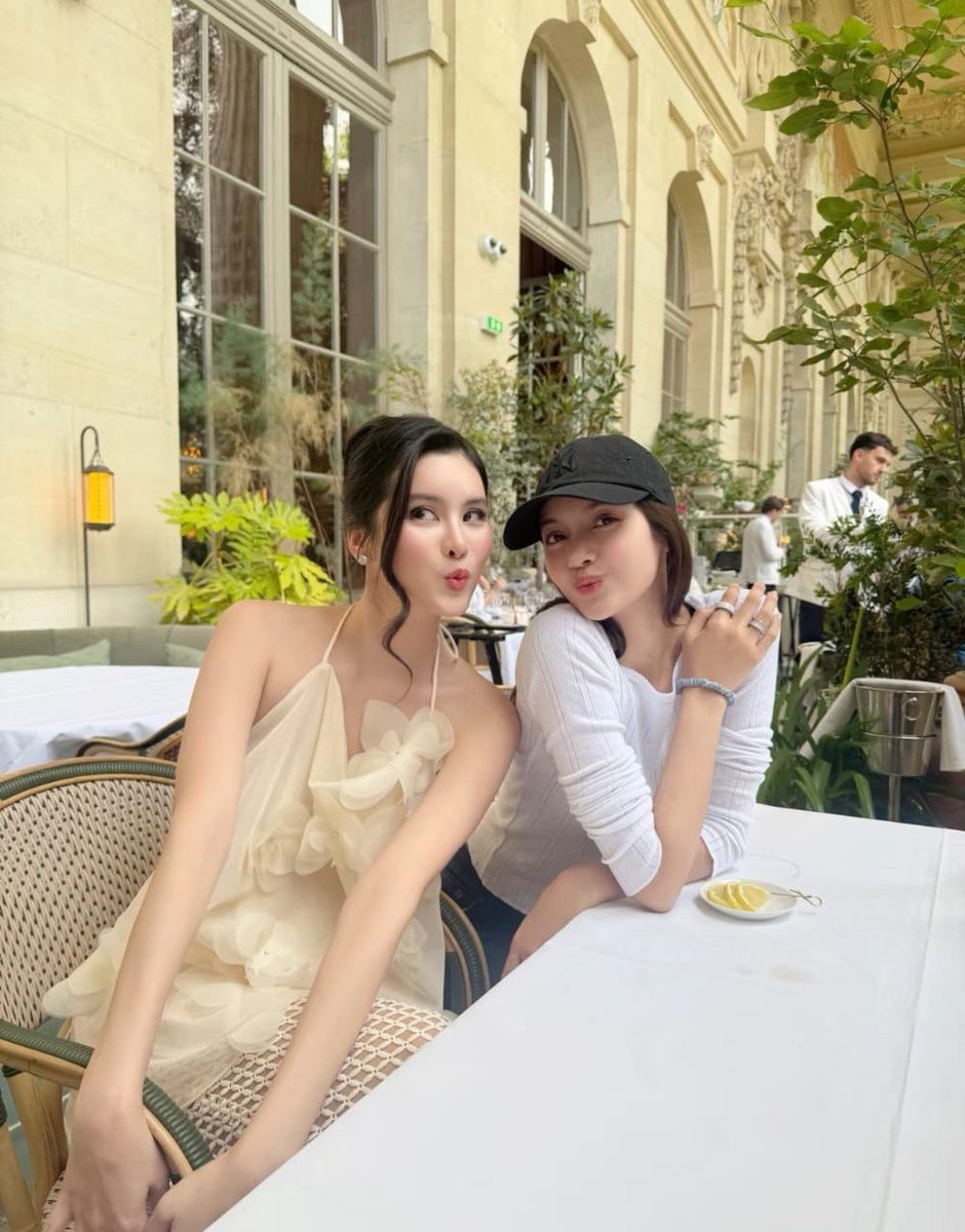 the_lisapopbase's tweet photo. Aon somrutai update with #LISA 
Paris with my Bestie❤ https://t.co/opa9UxwN7T