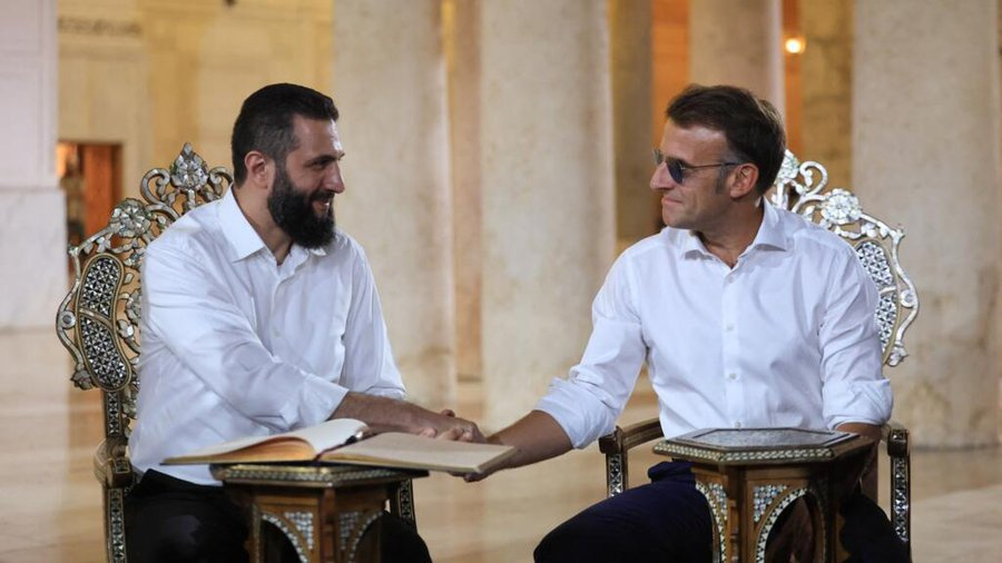 NapoLeon1226391's tweet photo. Il serre, au nom de la France, une main terroriste qui a tenu des têtes décapitées. 
Faut-il être le derniers des pourris ou juste le diable ? https://t.co/NXUo2IcHU8