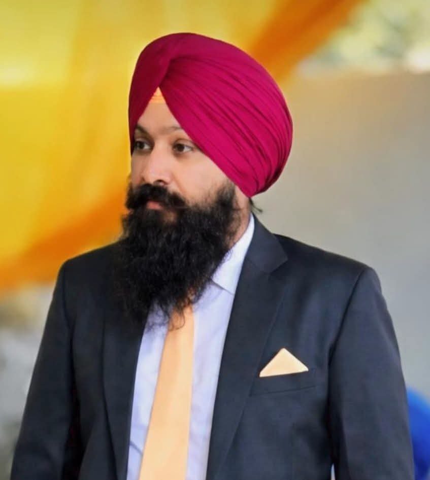 Gurpreet0531's tweet photo. ਬੇਹੱਦ ਦੁਖਦਾਈ ਖਬਰ ਹੈ... ਸ਼੍ਰੀ ਪ੍ਰਿਤਪਾਲ ਸਿੰਘ, ਇੱਕ ਹੋਣਹਾਰ ਕੰਪਿਊਟਰ ਅਧਿਆਪਕ ਅਤੇ ਇੱਕ ਸੱਚੇ ਇਨਸਾਨ, ਦੀ ਵਿਛੜੀ ਰੂਹ ਲਈ ਦਿਲੋਂ ਸ਼ਰਧਾਂਜਲੀ। ਉਹਨਾਂ ਦੀ ਉਹ ਮਿੱਠੀ ਮੁਸਕਰਾਹਟ, ਜੋ ਹਮੇਸ਼ਾਂ ਉਹਨਾਂ ਦੇ ਚਿਹਰੇ ਤੇ ਰਹਿੰਦੀ ਸੀ, ਅੱਜ ਵੀ ਸਾਡੇ ਚੇਤਿਆਂ ਵਿੱਚ ਹੈ। ਪਰ ਕੀ ਅਸੀਂ ਕਦੇ ਸੋਚਿਆ ਕਿ ਉਸ ਮੁਸਕਰਾਹਟ ਦੇ ਪਿੱਛੇ ਇੱਕ ਕਿੰਨਾ ਵੱਡਾ ਦਰਦ, ਇੱਕ ਕਿੰਨਾ ਵੱਡਾ ਸੰਘਰਸ਼ ਛੁਪਿਆ ਹੋਇਆ ਸੀ? ਉਹ ਸਿਰਫ ਇੱਕ ਅਧਿਆਪਕ ਨਹੀਂ ਸਨ, ਬਲਕਿ ਇੱਕ ਉਮੀਦ ਸੀ, ਇੱਕ ਵਿਸ਼ਵਾਸ ਸੀ, ਜਿਹੜਾ 2011 ਤੋਂ ਪੰਜਾਬ ਸਰਕਾਰ ਦੁਆਰਾ ਕੀਤੇ ਗਏ ਵਾਅਦਿਆਂ ਤੇ ਟਿਕਿਆ ਹੋਇਆ ਸੀ। ਉਹਨਾਂ ਕੋਲ ਉਹ ਰੈਗੂਲਰ ਨਿਯੁਕਤੀ ਪੱਤਰ ਤਾਂ ਸੀ, ਪਰ ਕੀ ਉਹਨਾਂ ਨੂੰ ਕਦੇ ਆਪਣਾ ਬਣਦਾ ਹੱਕ ਮਿਲਿਆ?
​ਅਸੀਂ ਉਹਨਾਂ ਸਰਕਾਰਾਂ ਨੂੰ ਕੀ ਕਹੀਏ ਜਿਹੜੀਆਂ ਵਾਅਦੇ ਤਾਂ ਵੱਡੇ-ਵੱਡੇ ਕਰਦੀਆਂ ਹਨ, ਪਰ ਪੂਰਾ ਕਰਨ ਤੋਂ ਮੁਕਰ ਜਾਂਦੀਆਂ ਹਨ? ਮੌਜੂਦਾ ਸਰਕਾਰ ਦੇ ਚੁਣਾਵੀ ਘੋਸ਼ਣਾ ਪੱਤਰ ਵਿੱਚ ਵੀ ਉਹਨਾਂ ਲਈ ਵੱਡੇ ਵਾਅਦੇ ਕੀਤੇ ਗਏ ਸਨ। ਅਤੇ ਫਿਰ 15 ਸਤੰਬਰ 2022 ਨੂੰ, ਜਦੋਂ ਤਤਕਾਲੀ ਸਿੱਖਿਆ ਮੰਤਰੀ ਹਰਜੋਤ ਬੈਂਸ ਨੇ 'ਦੀਵਾਲੀ ਗਿਫਟ' ਦਾ ਐਲਾਨ ਕੀਤਾ ਸੀ, ਤਾਂ ਕੀ ਪ੍ਰਿਤਪਾਲ ਸਿੰਘ ਵਰਗੇ ਅਧਿਆਪਕਾਂ ਦੀਆਂ ਅੱਖਾਂ ਵਿੱਚ ਉਮੀਦਾਂ ਦਾ ਦੀਵਾ ਨਹੀਂ ਜਗਿਆ ਹੋਵੇਗਾ? ਪਰ ਕੀ ਉਹਨਾਂ ਨੂੰ ਪਤਾ ਸੀ ਕਿ ਉਹ 'ਦੀਵਾਲੀ ਗਿਫਟ' ਵੀ ਇੱਕ ਹੋਰ ਝੂਠਾ ਵਾਅਦਾ, ਇੱਕ ਹੋਰ ਅਣਸੁਣਿਆ ਇਕਰਾਰਨਾਮਾ ਸਾਬਤ ਹੋਵੇਗਾ?
​ਕਿੰਨਾ ਦੁੱਖ ਹੁੰਦਾ ਹੈ ਇਹ ਸੋਚ ਕੇ ਕਿ ਇੱਕ ਹੋਣਹਾਰ ਇਨਸਾਨ, ਜੋ ਹਮੇਸ਼ਾਂ ਦੂਜਿਆਂ ਨੂੰ ਖੁਸ਼ ਰੱਖਣ ਦੀ ਕੋਸ਼ਿਸ਼ ਕਰਦਾ ਸੀ, ਆਪਣੀ ਜ਼ਿੰਦਗੀ ਦੇ ਕਿੰਨੇ ਸਾਲ ਇਸ ਹੱਕ ਲਈ ਲੜਦਾ-ਲੜਦਾ ਹੀ ਗੁਜ਼ਾਰ ਗਿਆ। ਸਰਕਾਰਾਂ ਆਉਂਦੀਆਂ ਰਹੀਆਂ, ਜਾਂਦੀਆਂ ਰਹੀਆਂ, ਪਰ ਉਹਨਾਂ ਦੀ ਪੀੜ ਕਿਸੇ ਨੇ ਨਹੀਂ ਸੁਣੀ। ਇਹ ਇੱਕ ਇਨਸਾਨ ਦੀ ਹਾਰ ਨਹੀਂ, ਸਗੋਂ ਇਹਨਾਂ ਸਰਕਾਰਾਂ ਦੀ ਹਾਰ ਹੈ। ਪ੍ਰਿਤਪਾਲ ਸਿੰਘ ਦੀ ਆਤਮਾ ਅੱਜ ਸਾਨੂੰ ਇਹ ਸਵਾਲ ਪੁੱਛ ਰਹੀ ਹੈ: 'ਕੀ ਸਾਨੂੰ ਕਦੇ ਇਨਸਾਫ ਮਿਲੇਗਾ?' ਵਾਹਿਗੁਰੂ ਜੀ ਵਿਛੜੀ ਰੂਹ ਨੂੰ ਆਪਣੇ ਚਰਨਾਂ ਵਿੱਚ ਨਿਵਾਸ ਬਖ਼ਸ਼ਣ ਅਤੇ ਉਹਨਾਂ ਦੇ ਪਰਿਵਾਰ ਨੂੰ ਇਸ ਅਸਹਿਣਯੋਗ ਦੁੱਖ ਨੂੰ ਸਹਿਣ ਦਾ ਬਲ ਬਖ਼ਸ਼ਣ। ਉਹਨਾਂ ਦਾ ਇਹ ਸੰਘਰਸ਼ ਅਸੀਂ ਕਦੇ ਨਹੀਂ ਭੁੱਲਾਂਗੇ।
@AAP @AAPPunjab @INCPunjab @BJP4Punjab @Akali_Dal_ @harjotbains @aroraamansunam
@AAPPunjab @ArvindKejriwal @AtishiAAP 
@news
@punjab
