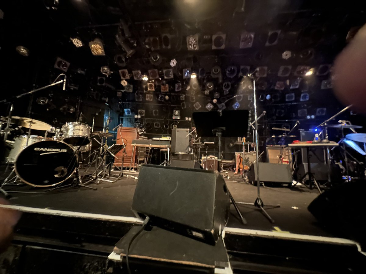 coro_tan's tweet photo. 7/6(月) はSHIBUYA CLUB QUATTROでの『HAKATA BEAT CLUB vs 苗場音楽突撃隊』へ。

最初は苗場音楽突撃隊。
ついつい苗場食堂ステージのとき、いつも観るあたりに行く。
開場して左右の端にドラムセットが見えた。
真ん中の方だと柱で見えない人が出るから、敢えてのセッティングなのかな…と思った。 https://t.co/gH5Eq9Md2C