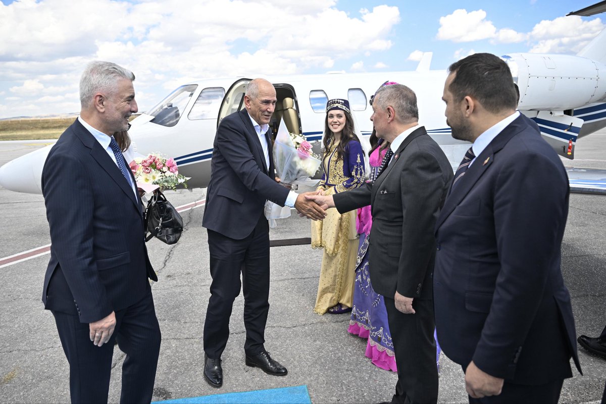 omerbolatTR's tweet photo. 36. NATO Liderler Zirvesi dolayısıyla ülkemize gelen Slovenya Başbakanı Sayın Janez Janša'yı Ankara Esenboğa Havalimanı'nda karşılayarak Cumhurbaşkanlığı Külliyesi'nde gerçekleştirilecek Liderler Toplantısı'na uğurladık.

Türkiye ile Slovenya arasındaki ticaret, yatırım, lojistik ve sanayi alanlarındaki iş birliği her geçen gün daha da gelişmektedir.

Zirvenin, müttefik ülkeler arasındaki dayanışmayı güçlendirmesini; bölgemizin ve dünyanın barış, güvenlik ve istikrarına katkı sunmasını temenni ediyor, gerçekleştirilecek görüşmelerin hayırlı sonuçlar getirmesini diliyorum.

#NATOsummit