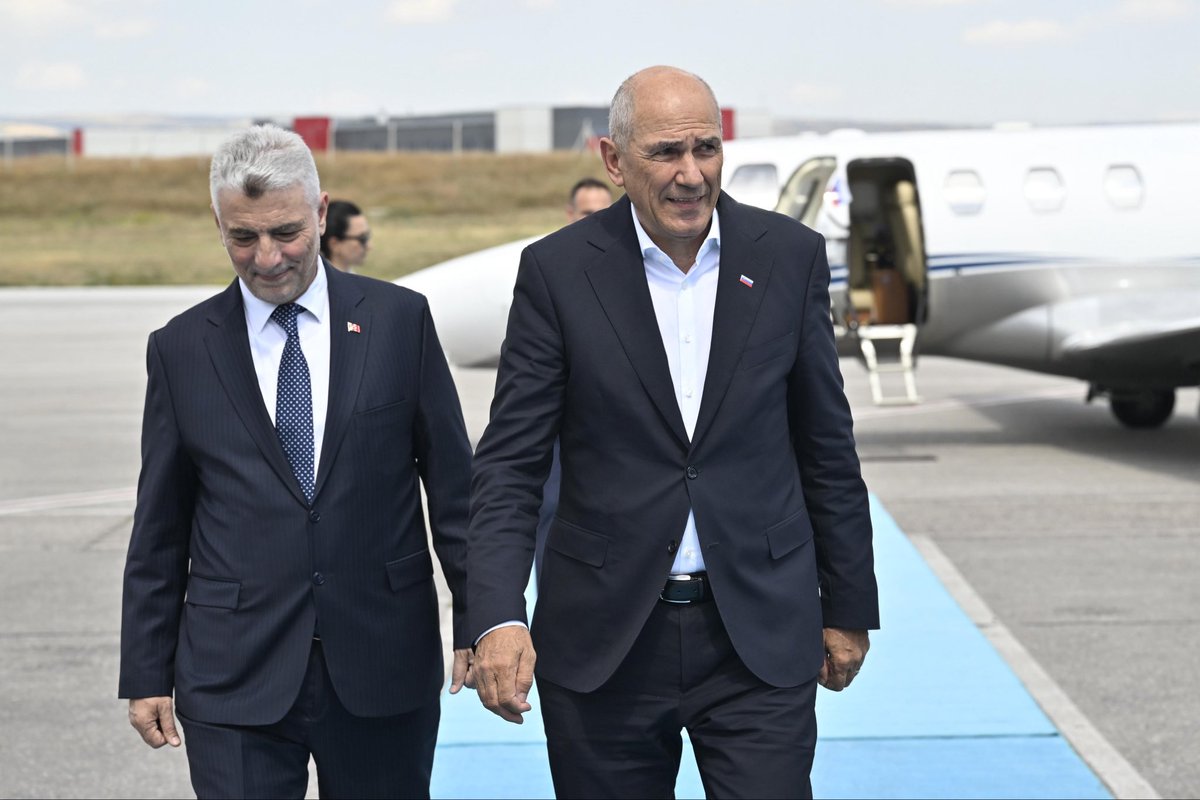 omerbolatTR's tweet photo. 36. NATO Liderler Zirvesi dolayısıyla ülkemize gelen Slovenya Başbakanı Sayın Janez Janša'yı Ankara Esenboğa Havalimanı'nda karşılayarak Cumhurbaşkanlığı Külliyesi'nde gerçekleştirilecek Liderler Toplantısı'na uğurladık.

Türkiye ile Slovenya arasındaki ticaret, yatırım, lojistik ve sanayi alanlarındaki iş birliği her geçen gün daha da gelişmektedir.

Zirvenin, müttefik ülkeler arasındaki dayanışmayı güçlendirmesini; bölgemizin ve dünyanın barış, güvenlik ve istikrarına katkı sunmasını temenni ediyor, gerçekleştirilecek görüşmelerin hayırlı sonuçlar getirmesini diliyorum.

#NATOsummit