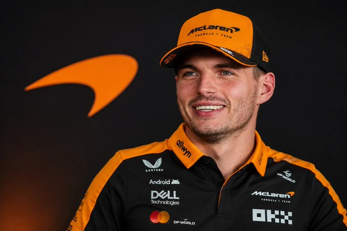 blog_formula1's tweet photo. 🚨 ATENÇÃO 🚨

Segundo o jornalista @thomasmaheronf1, do site @Planet_F1, diversas fontes do paddock sugeriram que a McLaren e Max Verstappen estão na fase final de uma longa negociação para que o piloto holandês troque a Red Bull pela McLaren.

Não há nada confirmado oficialmente, e Zak Brown, CEO da McLaren, já disse que está satisfeito com a sua dupla atual de pilotos. Do lado de Verstappen, ele já fez pública a sua insatisfação com o rendimento da Red Bull, e o seu empresário enfatizou essa realidade.

Permanecemos atentos a qualquer atualização.