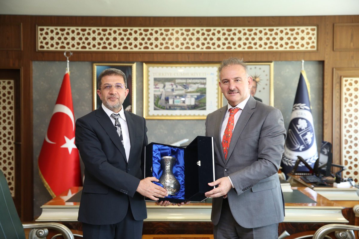 hrumedya's tweet photo. Rektörümüz Prof. Dr. Mehmet Tahir Güllüoğlu, Şırnak Üniversitesi Rektörü Prof. Dr. Abdurrahim Alkış’ı ziyaret etti.

Gerçekleştirilen nezaket ziyaretinde, iki üniversite arasında yürütülebilecek akademik iş birlikleri ele alınırken; özellikle yapay zekâ alanında ortak proje, araştırma ve bilimsel çalışmalar konusunda görüş alışverişinde bulunuldu.

Samimi bir atmosferde gerçekleşen ziyarette, üniversiteler arasındaki kurumsal iş birliğinin geliştirilmesine yönelik değerlendirmelerde bulunulurken, ortak hedefler doğrultusunda hayata geçirilebilecek projelerin yükseköğretime sağlayacağı katkılar da ele alındı.

Yakın ilgi ve misafirperverliklerinden dolayı değerli rektörümüze teşekkürlerimizi sunuyoruz.
@AbdurrahimAlk @mtahirgulluoglu 
@SirnakUnv