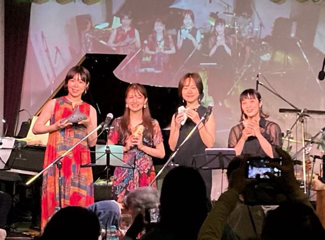 watatwi's tweet photo. 配信聴いててすごいのは知ってたけど、やっぱり生ステージとても良かったです！オカリナでライブハウスで対バン形式！バックやサイドのスクリーン映像や照明も良かった😊
そして、行きの電車では、しばらく瑞風🚃が並走

#オカリナ奏者たちの対バンライブ
！tour OSAKA https://t.co/cM7zrGM5q1