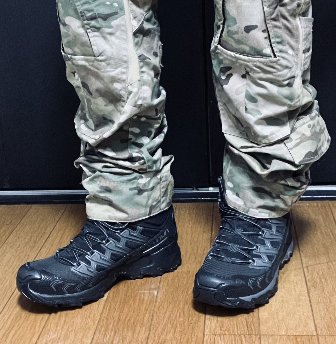 call_over_mmm's tweet photo. 目的外使用なので仕方ないですが
山歩き靴みんな光過ぎ
埋め込み式リフレクターだったら死んでました
靴は実物見て買えって教えはマジで守った方がいいです

明日以降歩いてレビューします
足元がイタリアなのでオシャレさでは私の勝ちって事で良いですか？ https://t.co/hmEsoZ49pE