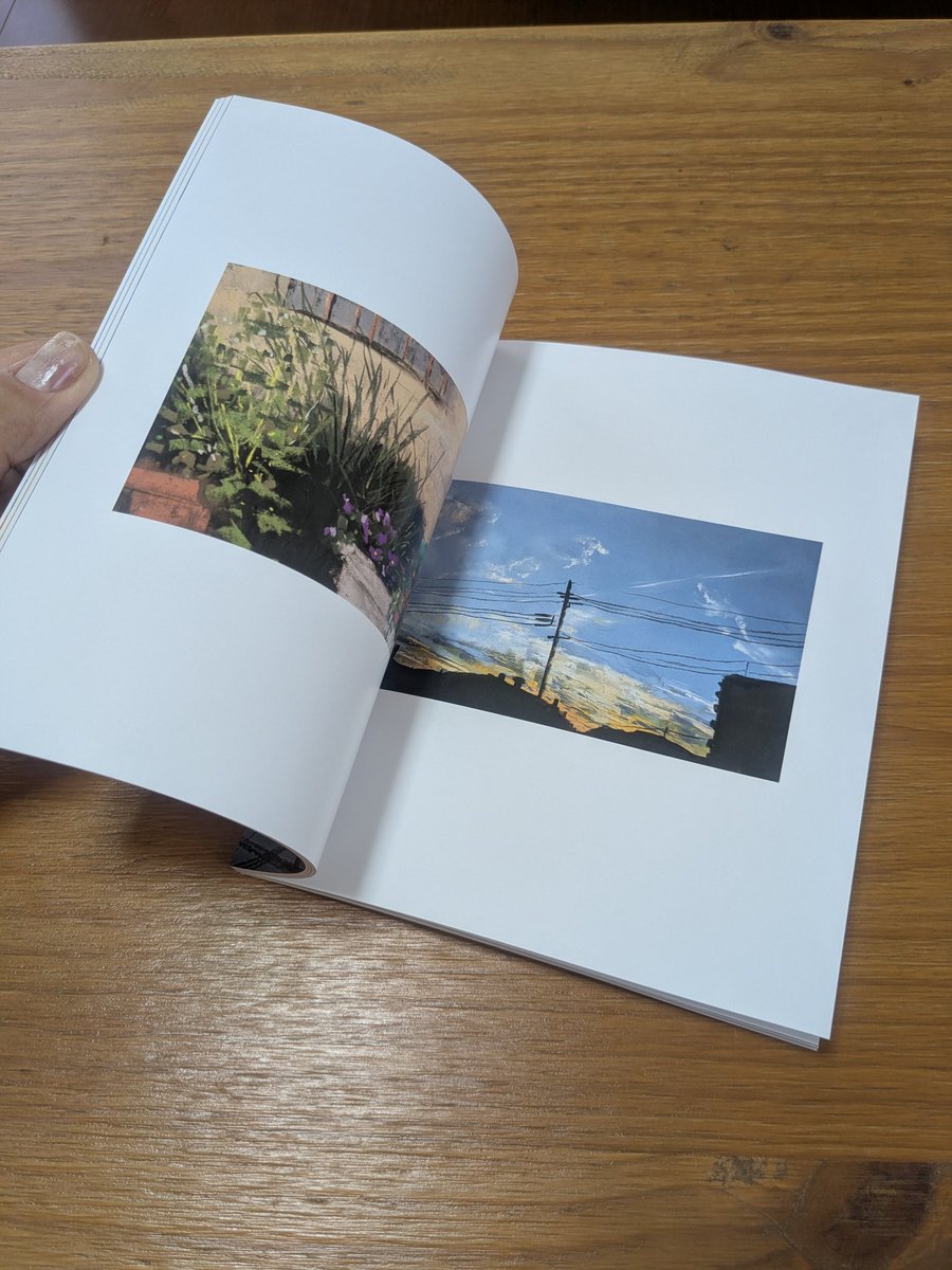 hiroyuki_life's tweet photo. 個展で販売する予定の画集サンプル届きました。微調整だけ必要かもだけど、紙質とかサイズとか結構気に入ってます。これでいこうかな。 https://t.co/yH1wQekUg2
