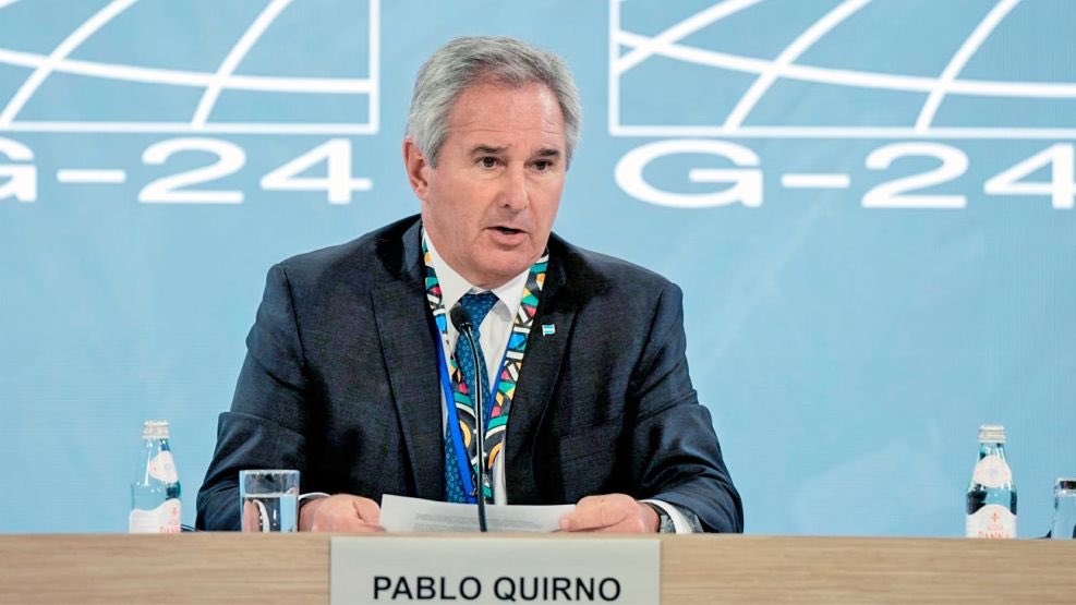 rinconet's tweet photo. ÚLTIMO MOMENTO El canciller Pablo Quirno desmintió que la Argentina le haya implorado a la FIFA que le entregue la copa a EEUU y dé por concluido el Mundial. “Sólo se lo sugerimos”, aclaró el funcionario. https://t.co/BSGHolDrMz