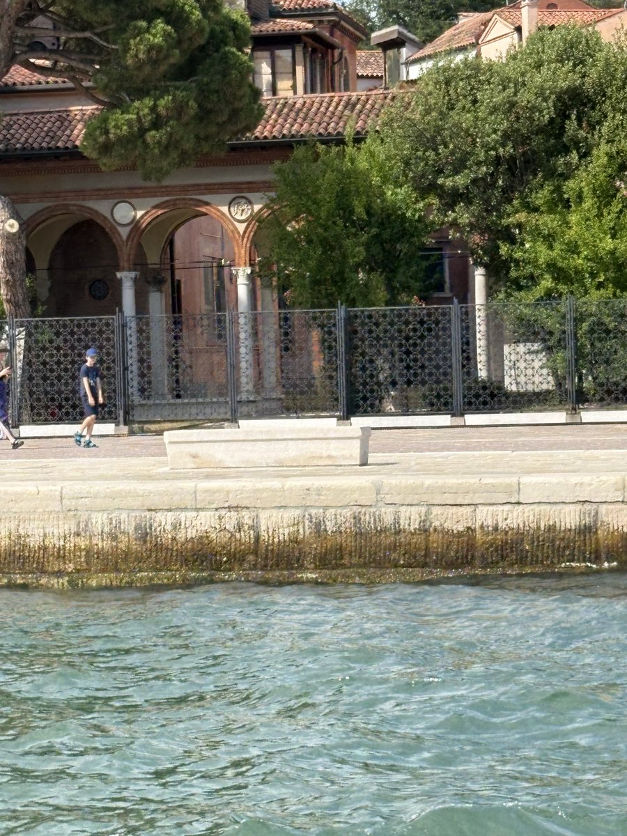 ortyzapple's tweet photo. La signora della lista democratica di sinistra mi ha bloccata nel suo video contro le transenne davanti agli #yatch in #rivasettemartiri
Com’era la frase in #feriedagosto ? Ah si “state consegnando il paese alla destra”
Appunto https://t.co/8UKsTgOff0