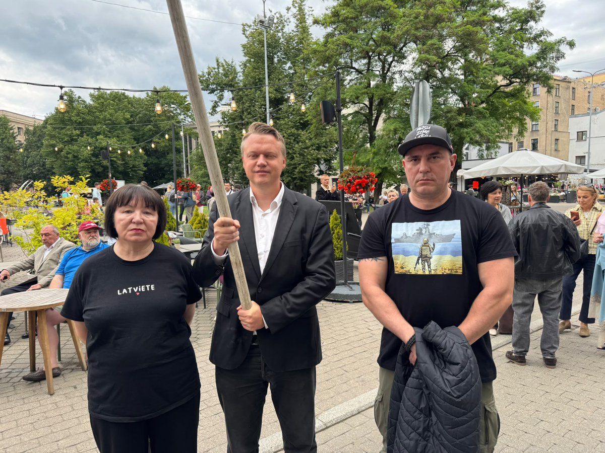 liana_langa's tweet photo. Vienoti pret Latvijas rusifikāciju - Kļaviņš, Riekstiņš, Zutis, Langa.  Piketi un sarunas ar krieviem un pārkrievotajiem ir vienmēr vērtīga pieredze! Pats pikets bija manā vērtējumā vājš un ar garlaicīgām uzrunām!  #AtkrieviskoLatviju https://t.co/kbfSc2WXmh