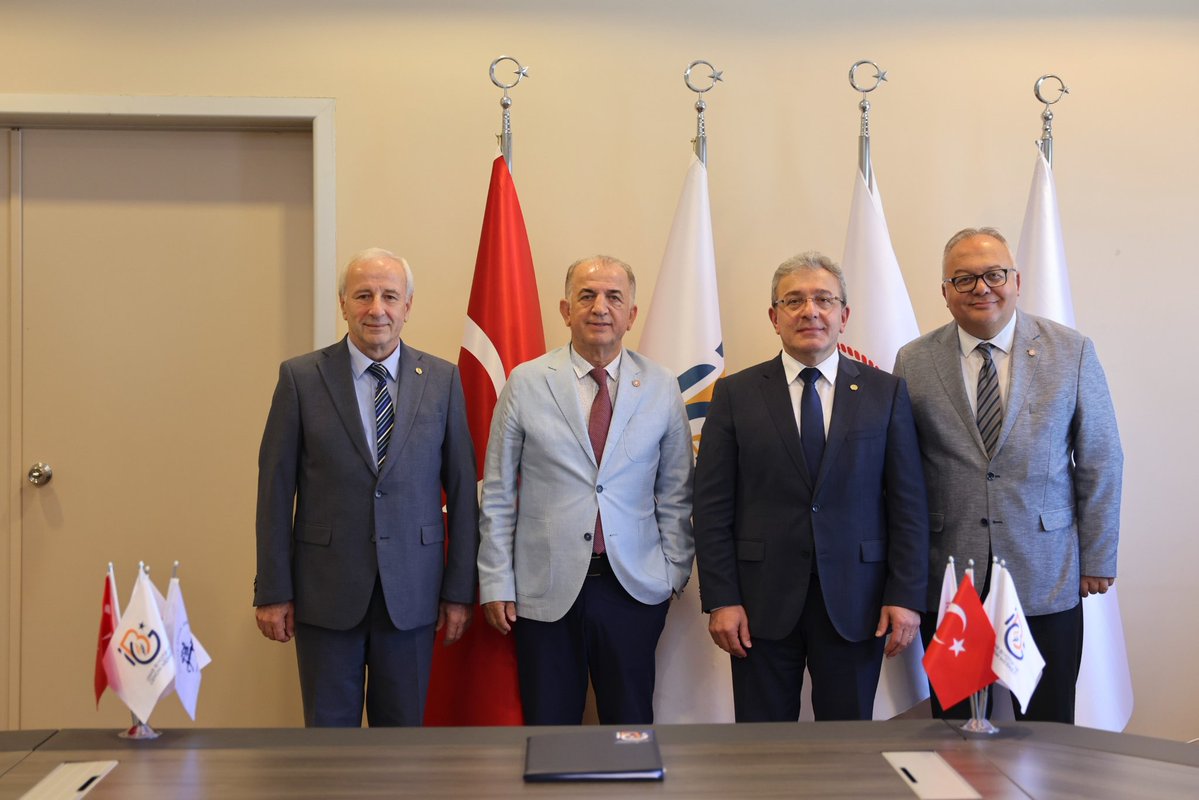 universitemDEU's tweet photo. 🤝 Bilimsel iş birliklerimizi güçlendirmeye devam ediyoruz.

📄 Rektörümüz Prof. Dr. Bayram Yılmaz, Atlas Üniversitesi Rektör Yardımcısı Prof. Dr. Ali Sınağ ve Dokuz Eylül Üniversitesi (DEÜ) İzmir Biyotıp ve Genom Merkezi (İBG) Müdürü Prof. Dr. Ali Osman Kılıç tarafından imzalanan iş birliği protokolüyle; Dokuz Eylül Üniversitesi, Atlas Üniversitesi ve Dokuz Eylül Üniversitesi İzmir Biyotıp ve Genom Merkezi (İBG) arasında ortak araştırma projeleri, öğrenci ve araştırmacı değişimi, staj olanakları, lisansüstü tez çalışmaları, eğitim programları ile Ar-Ge ve teknoloji geliştirme alanlarında kapsamlı bir iş birliği hayata geçirildi.

👥 İmza törenine Atlas Üniversitesi Mütevelli Heyet Üyesi Prof. Dr. Faruk Aydın da katıldı.

🔬 Bilimsel üretimi ve araştırma ekosistemini güçlendirecek bu iş birliğinin, nitelikli projelerin geliştirilmesine ve geleceğin bilim insanlarının yetişmesine önemli katkılar sunmasını diliyoruz.

#DokuzEylülÜniversitesi #DEÜ #İBG #AtlasÜniversitesi #ArGe