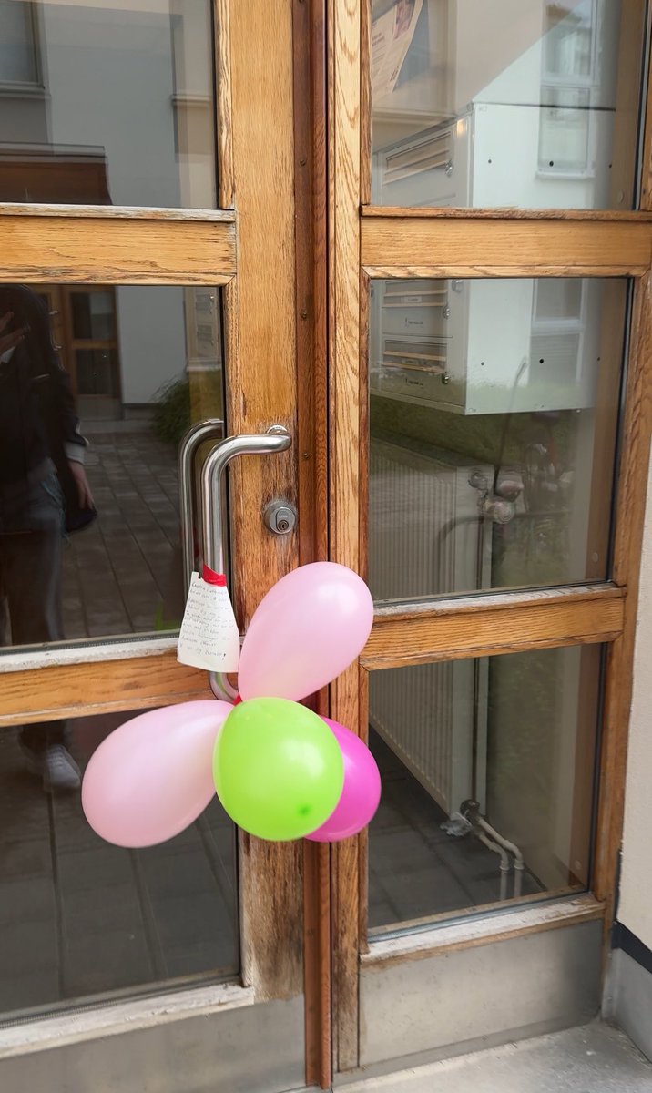 lulletot's tweet photo. När jag kom hem idag möttes jag av att en vänsterextrem grupp som kallar sig för ”Autonom offensiv” hade satt upp ett par ballonger och en lapp i min port! Lappen avslutades med ”vi ser dig överallt”.

Fick höra från en granne som hade sett personerna som satte upp den att det var två maskerade13-åringar. När han tittade åt deras håll hade dom tydligen blivit rädda och sprungit därifrån.

Väldigt anmärkningsvärt hur våldsvänstern använder barn för att försöka tysta och hota folk som granskar dom.