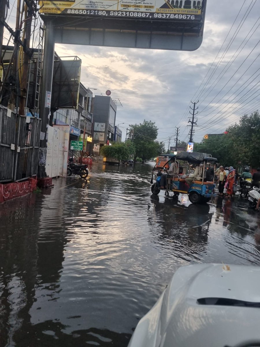 ashok_rawat's tweet photo. Mathura comes to a standstill after just one spell of rain. Roads are flooded, people are stranded, vehicles are stuck, and reaching home becomes a struggle. Is this the “development” citizens were promised?

#Mathura #Flooding #Infrastructure #Drainage #UttarPradesh https://t.co/UJvEgkDlf4