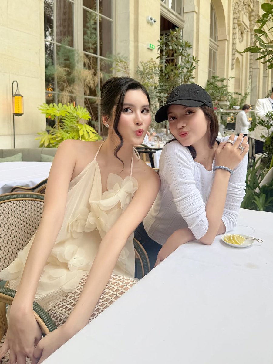 TEAMLISAINDIA's tweet photo. aonsomrutai Instagram post with #LISA 

"Paris with my bestie 🇫🇷💖 lalalalisa_m"

@wearelloud https://t.co/rINQXSsuJA