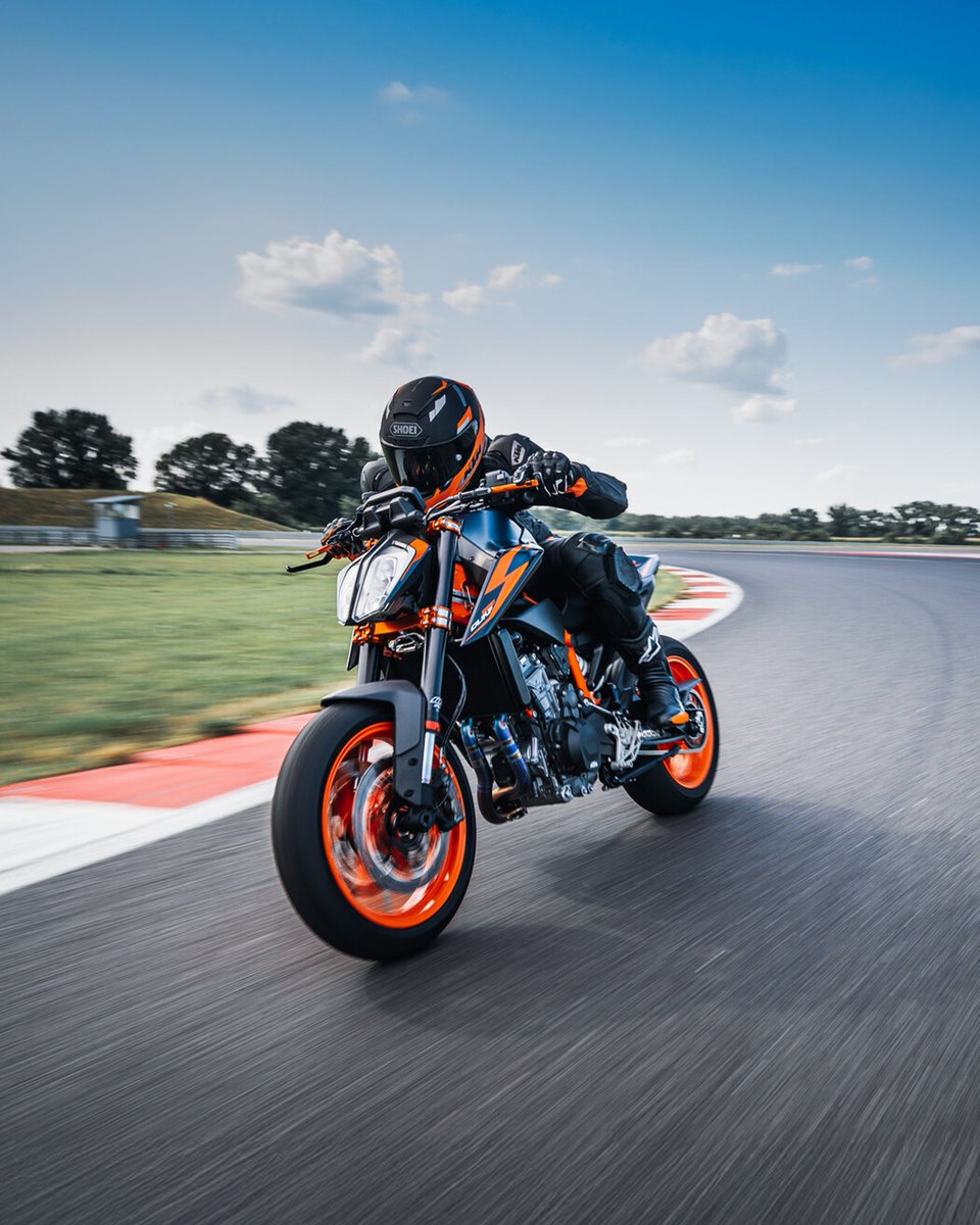 India_KTM's tweet photo. When skill meets courage, the KTM 890 DUKE R reveals its true performance.
#KTM #KTMIndia #KTM890DukeR #ReadyToRace https://t.co/8o4cjKYf6I