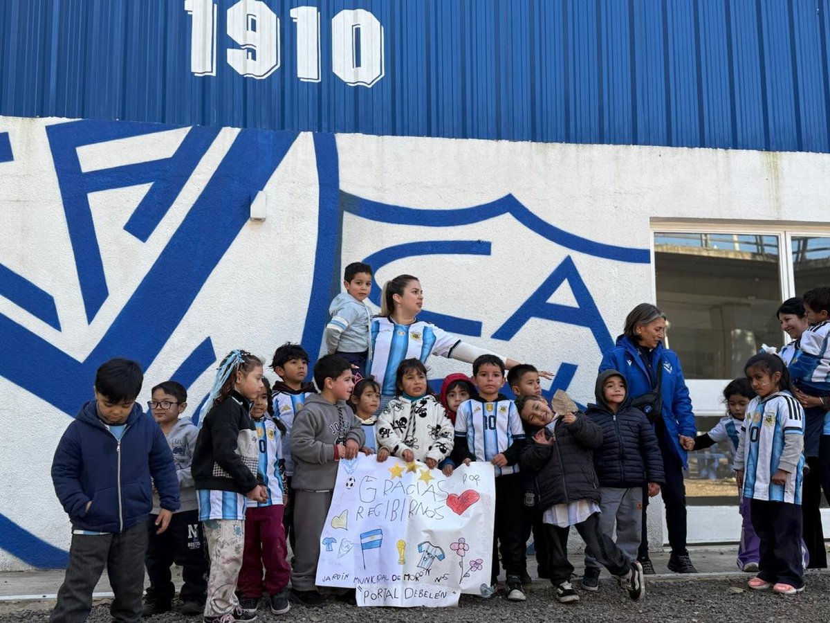 VelezSocial's tweet photo. El viernes 3 de julio recibimos la visita de 25 niños/as del Jardín N° 26 de Moron.

Los peques se divirtieron jugando a ser periodistas en la Sala de Prensa. Conocieron los vestuarios, el campo de juego y pisaron el césped del Amalfitani. https://t.co/Fca0p6wwZ4