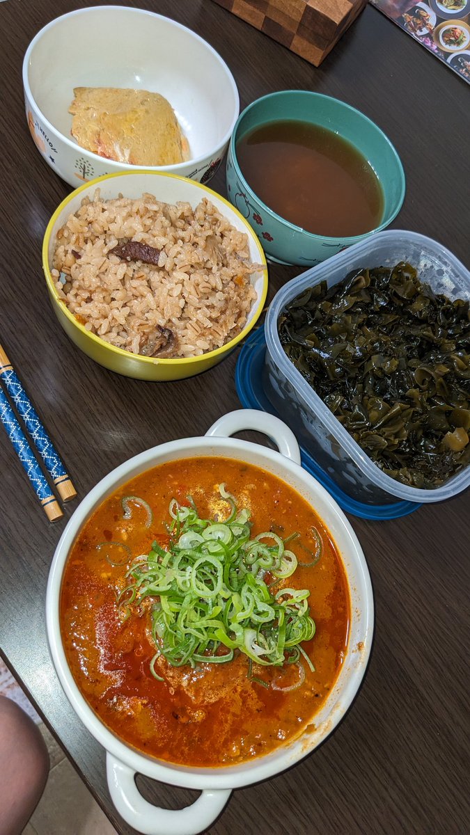 2991haru's tweet photo. こんな時間から晩ごはん
明太子だし巻き←自分でマキマキ
お味噌汁
炊き込みご飯
わかめの酢の物←作り置き
チキンのトマト煮込み←作った
いただきまーーーす https://t.co/cokhDMhD6r