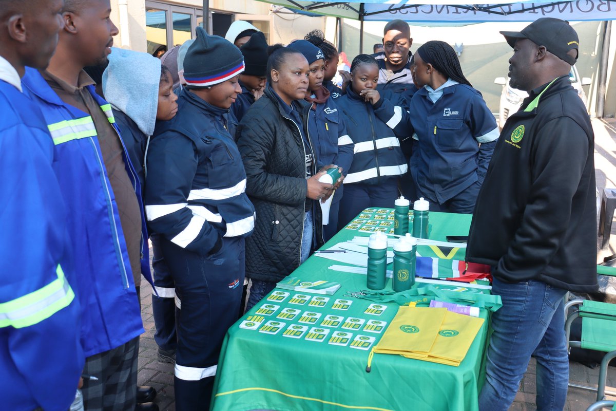 Mil_OmbudSA's tweet photo. The Office visited  Benoni in East Rand to share information about its mandate. This was aimed at educating the public on how they could lodge a complaint regarding the official conduct of soldiers. Benoni is one of the areas with deployed soldiers through Operation Prosper. https://t.co/hWbrQJkFMu