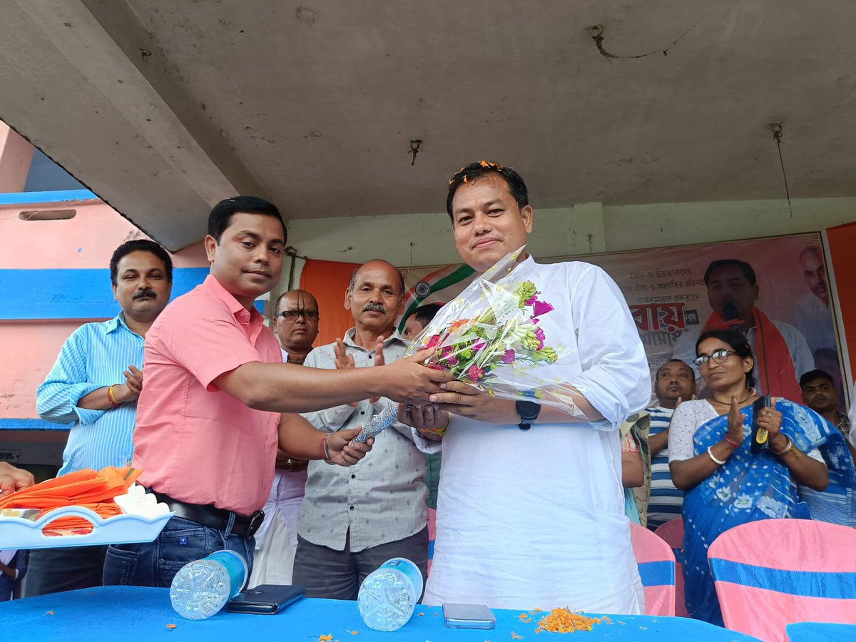 TapasChandraRoy's tweet photo. আজ কাঁটাবাড়ি আদিবাসী হাই স্কুলে শিক্ষক-শিক্ষিকাদের আন্তরিক ও উষ্ণ সম্বর্ধনায় আমি সত্যিই আপ্লুত।

বিদ্যালয়ের সার্বিক উন্নয়ন, শিক্ষার মানোন্নয়ন এবং ছাত্র-ছাত্রীদের ভবিষ্যৎ গড়ে তোলার লক্ষ্যে বিভিন্ন গুরুত্বপূর্ণ বিষয় নিয়ে শিক্ষক মণ্ডলীর সঙ্গে ফলপ্রসূ আলোচনা হলো।

🙏📚 https://t.co/KxgUTJAtuv