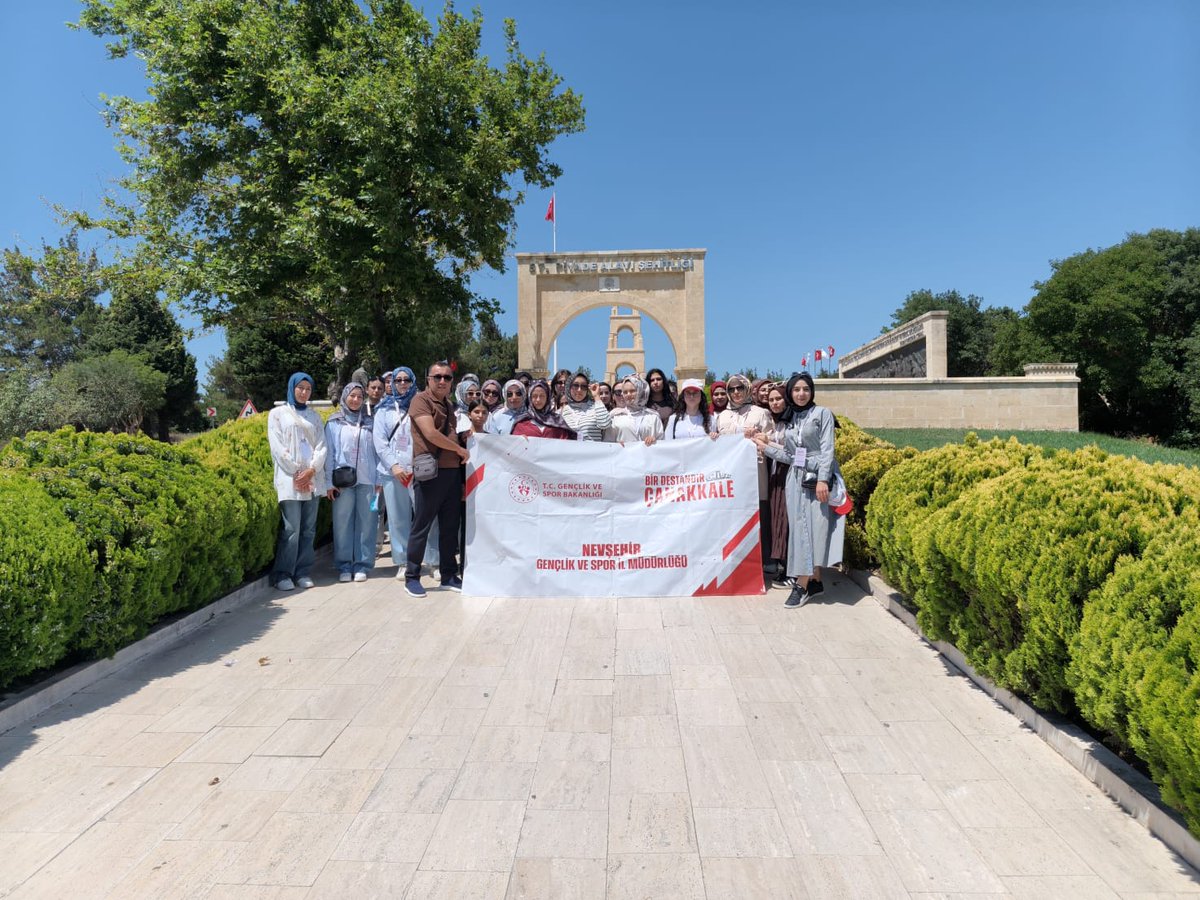 GSB_AcigolGM's tweet photo. Acıgöl Gençlik Merkezi gönüllü gençlerimiz, "Bir Destandır Çanakkale" programı kapsamında Çanakkale tarihi alanlarını ziyaret etti.​Gençlerimize tarih bilincini aşılamak amacıyla düzenlenen bu anlamlı gezide, vatanımız uğruna canını feda eden aziz şehitlerimiz dualarla anıldı. https://t.co/Ev6DVR6vWG
