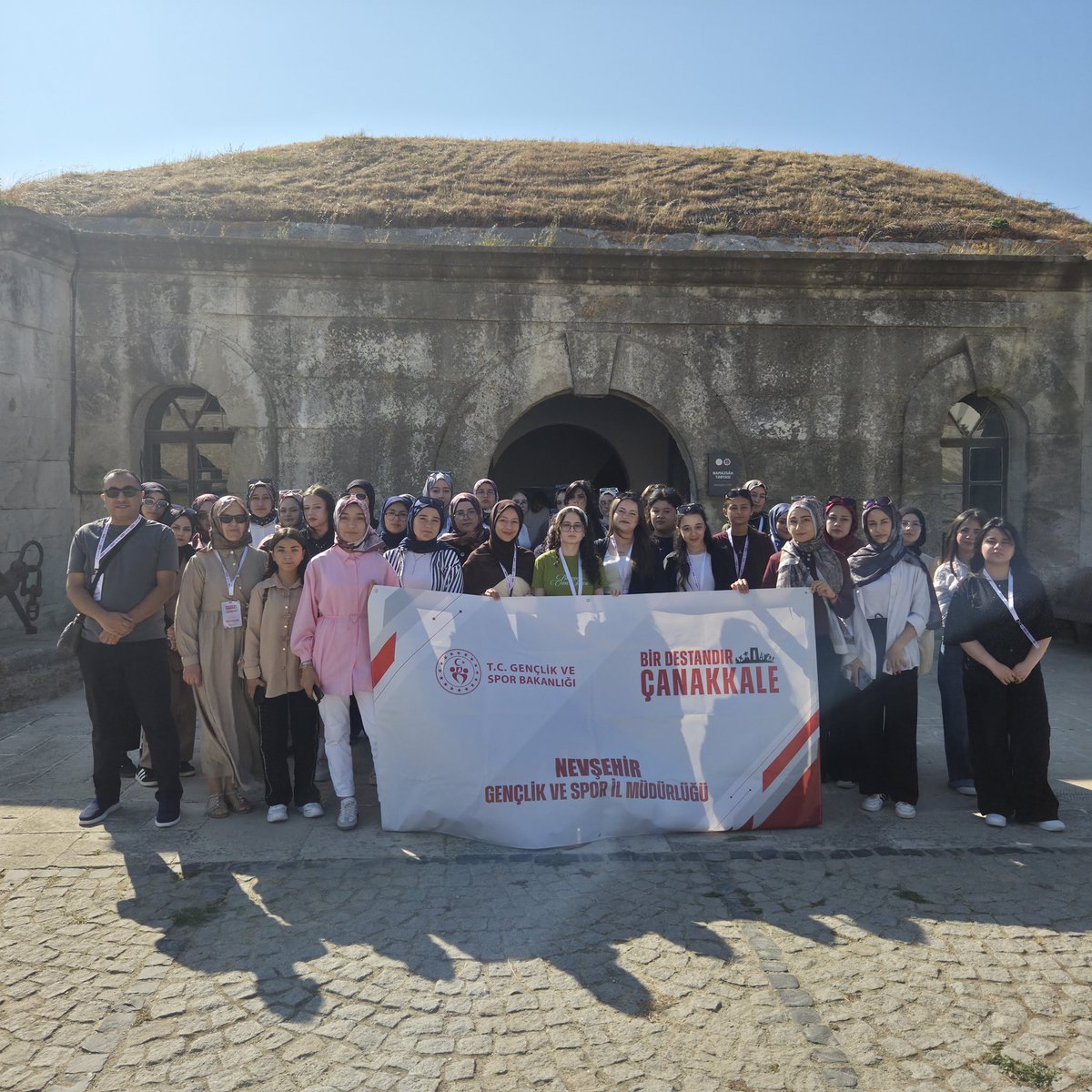 GSB_AcigolGM's tweet photo. Acıgöl Gençlik Merkezi gönüllü gençlerimiz, "Bir Destandır Çanakkale" programı kapsamında Çanakkale tarihi alanlarını ziyaret etti.​Gençlerimize tarih bilincini aşılamak amacıyla düzenlenen bu anlamlı gezide, vatanımız uğruna canını feda eden aziz şehitlerimiz dualarla anıldı. https://t.co/Ev6DVR6vWG