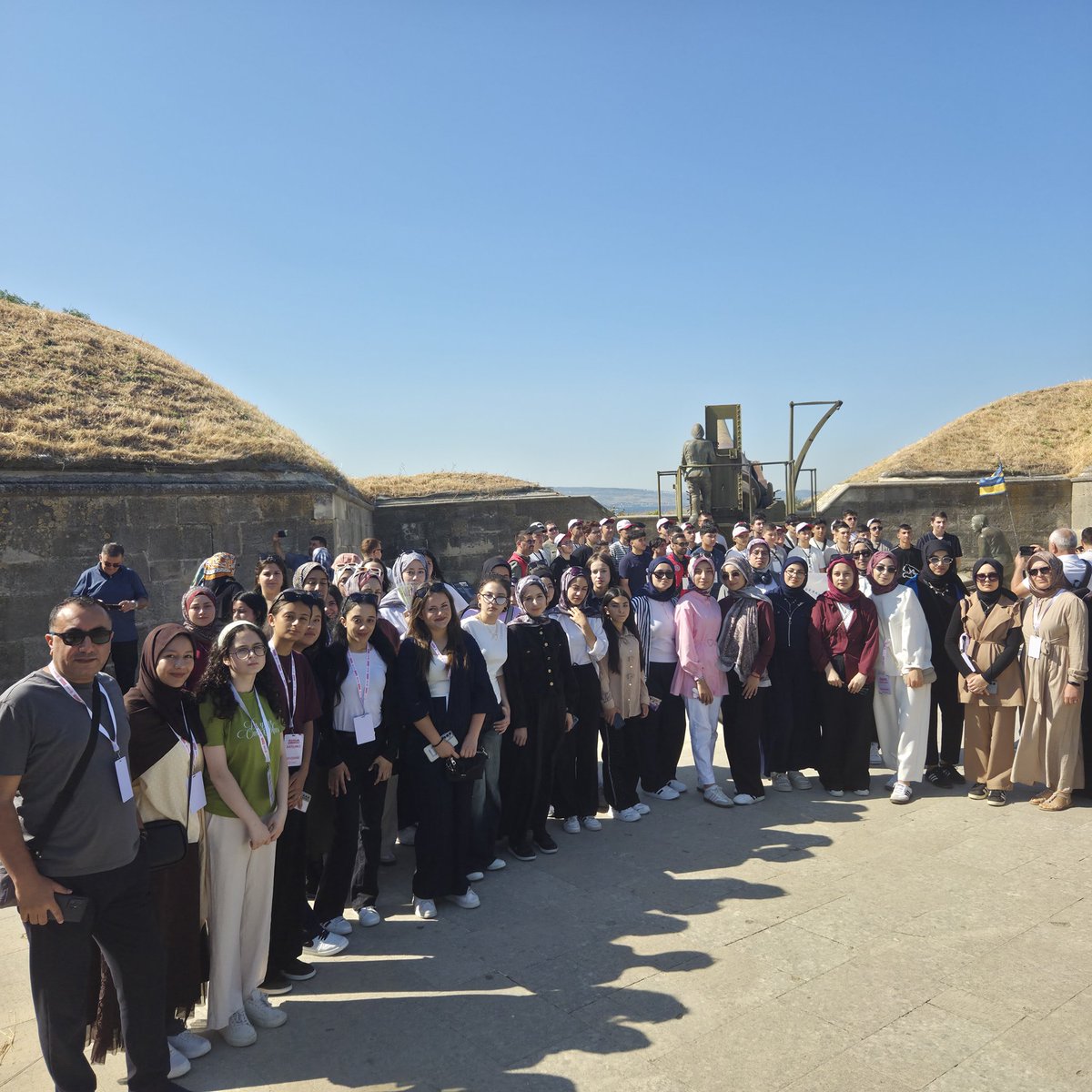 GSB_AcigolGM's tweet photo. Acıgöl Gençlik Merkezi gönüllü gençlerimiz, "Bir Destandır Çanakkale" programı kapsamında Çanakkale tarihi alanlarını ziyaret etti.​Gençlerimize tarih bilincini aşılamak amacıyla düzenlenen bu anlamlı gezide, vatanımız uğruna canını feda eden aziz şehitlerimiz dualarla anıldı. https://t.co/Ev6DVR6vWG