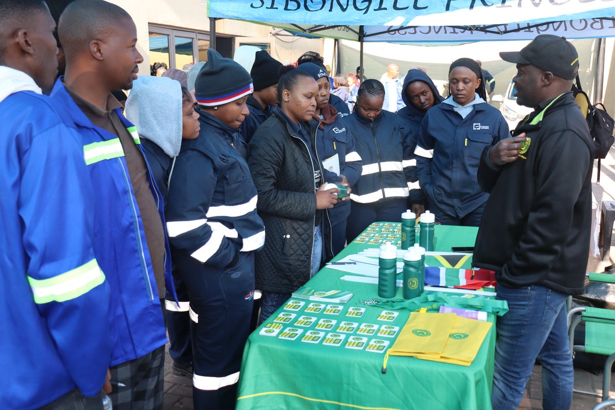 Mil_OmbudSA's tweet photo. The Office visited  Benoni in East Rand to share information about its mandate. This was aimed at educating the public on how they could lodge a complaint regarding the official conduct of soldiers. Benoni is one of the areas with deployed soldiers through Operation Prosper. https://t.co/hWbrQJkFMu